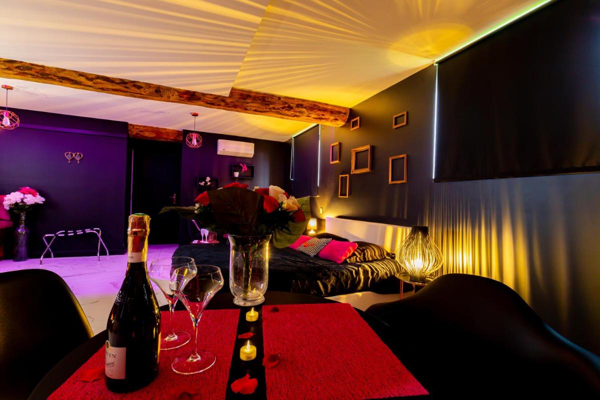 Suite with Hot Tub - Photo 2