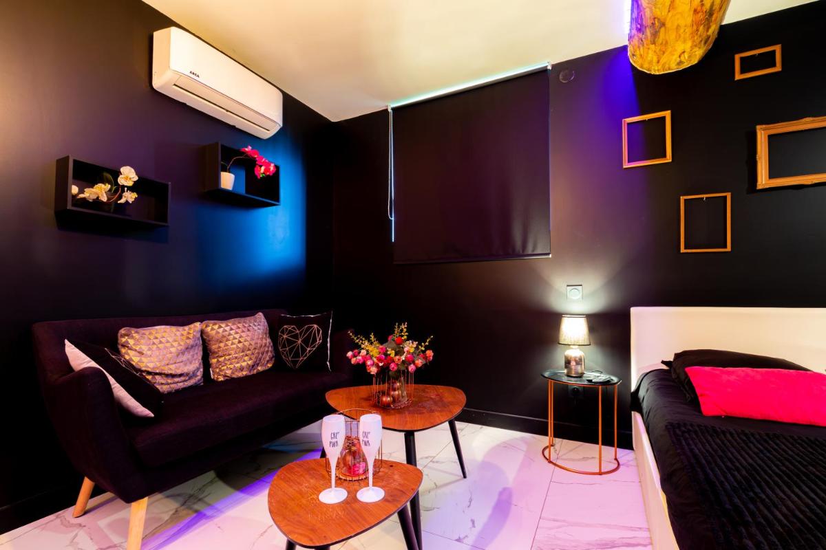 Suite with Hot Tub - Photo 1