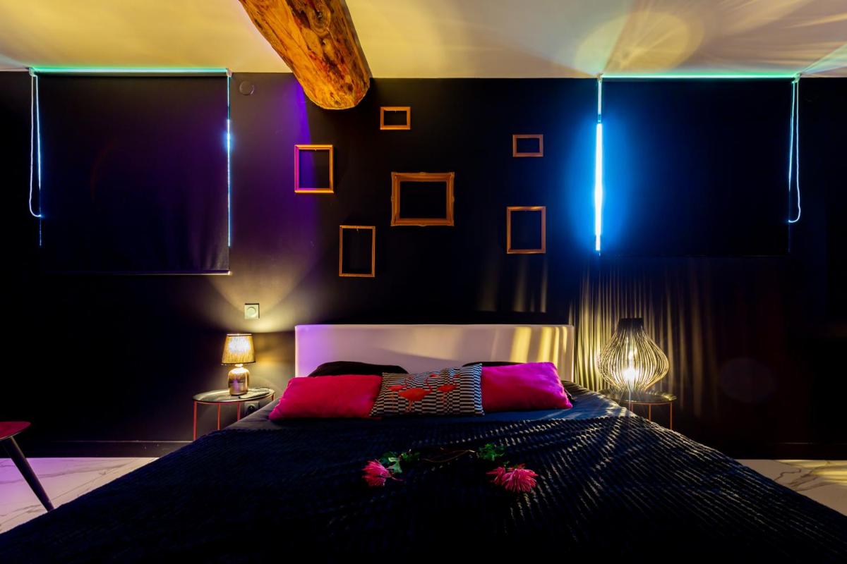 Suite with Hot Tub - Photo 7