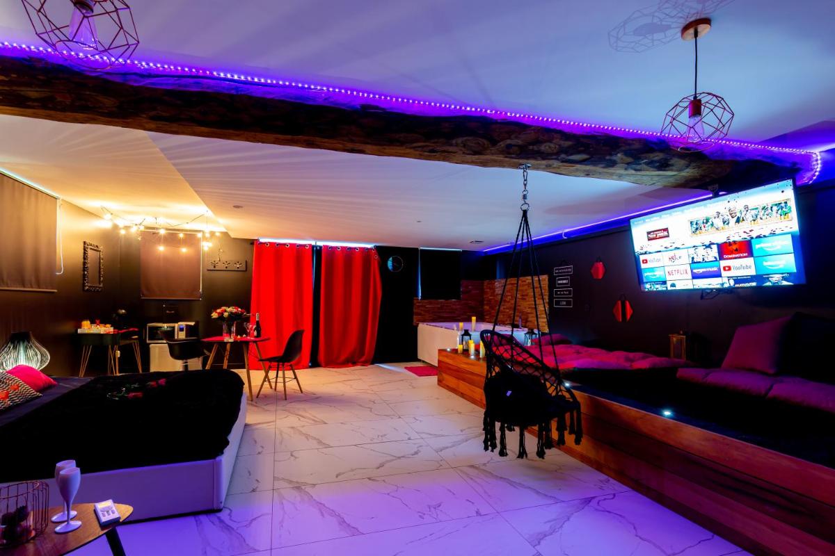 Suite with Hot Tub - Photo 6