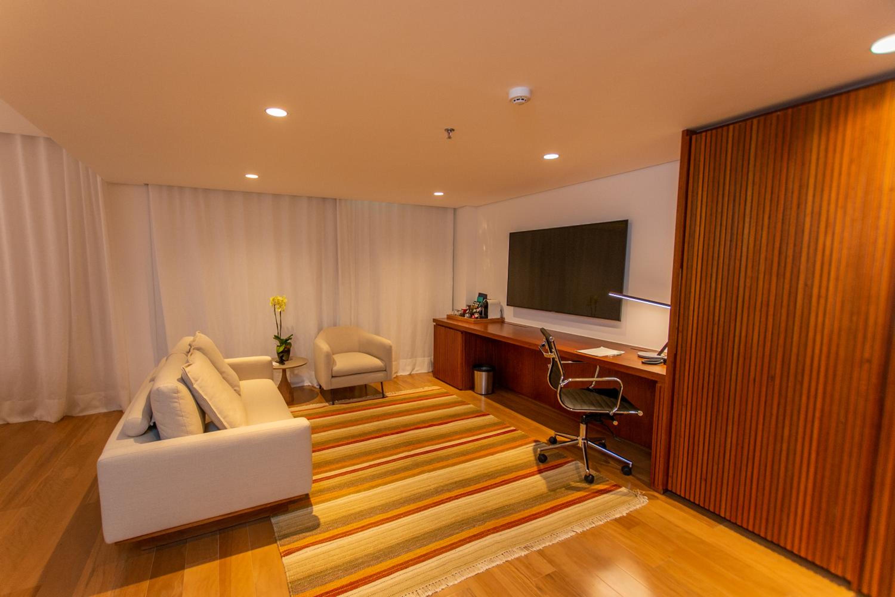 Business Room thumbnail 6