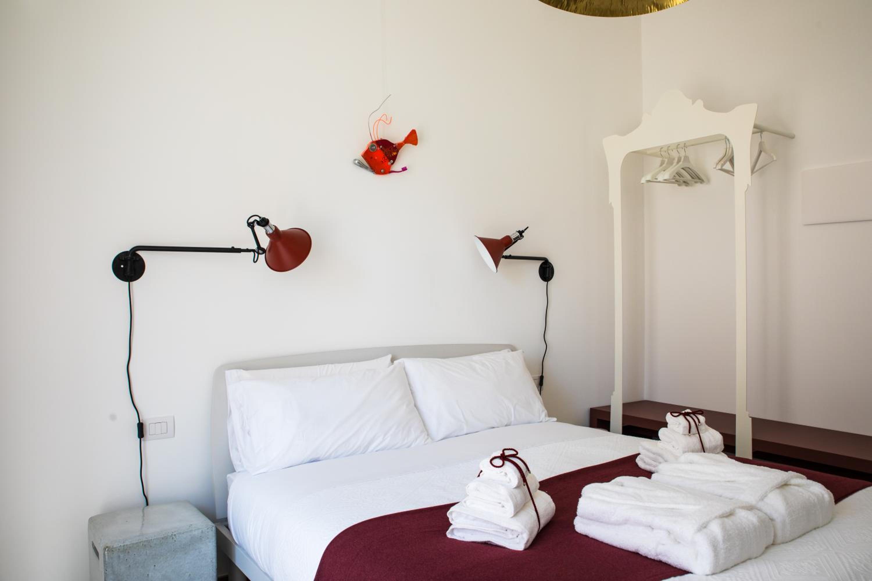 King Room with Balcony - Photo 20