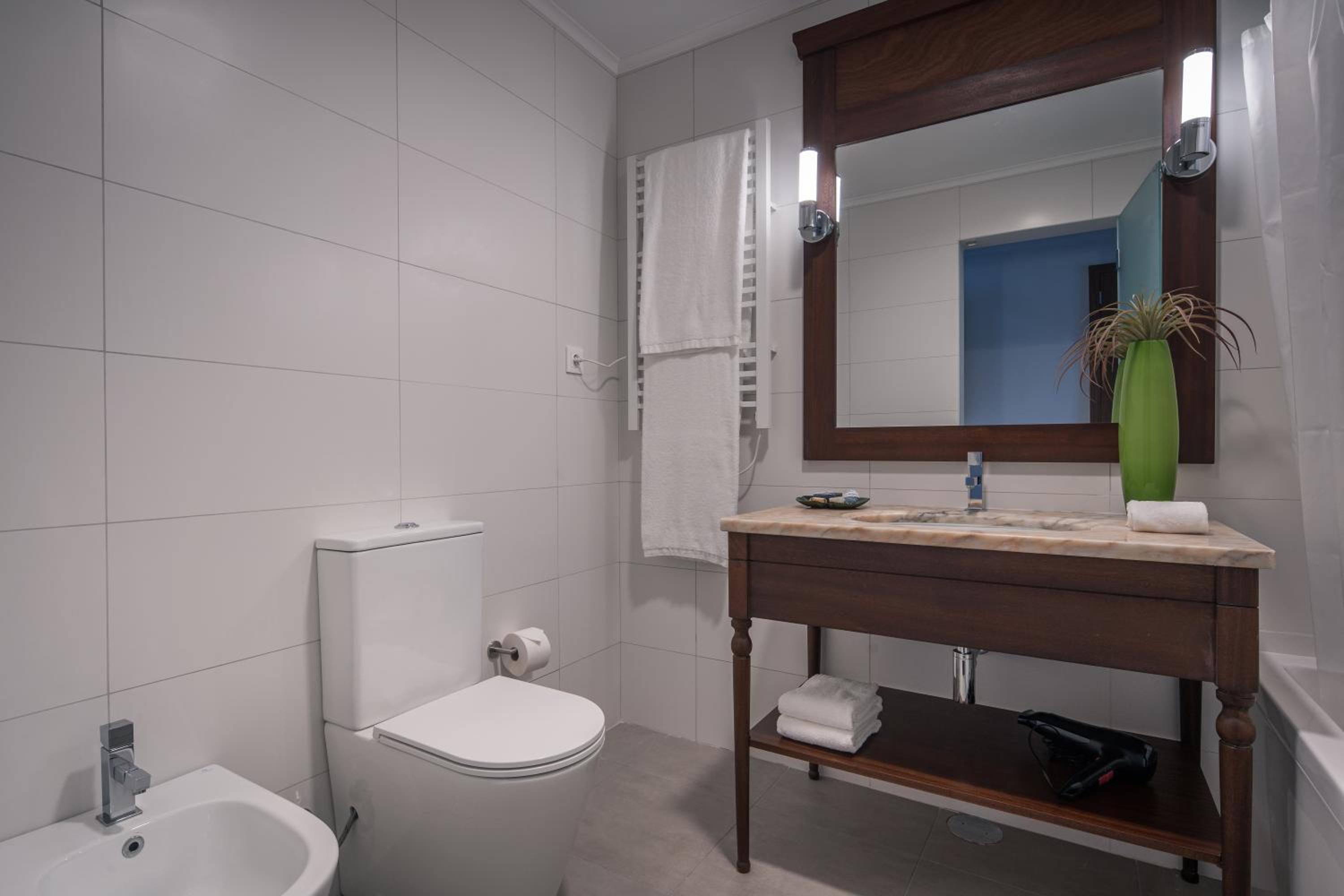 Standard Double Room - Photo 11