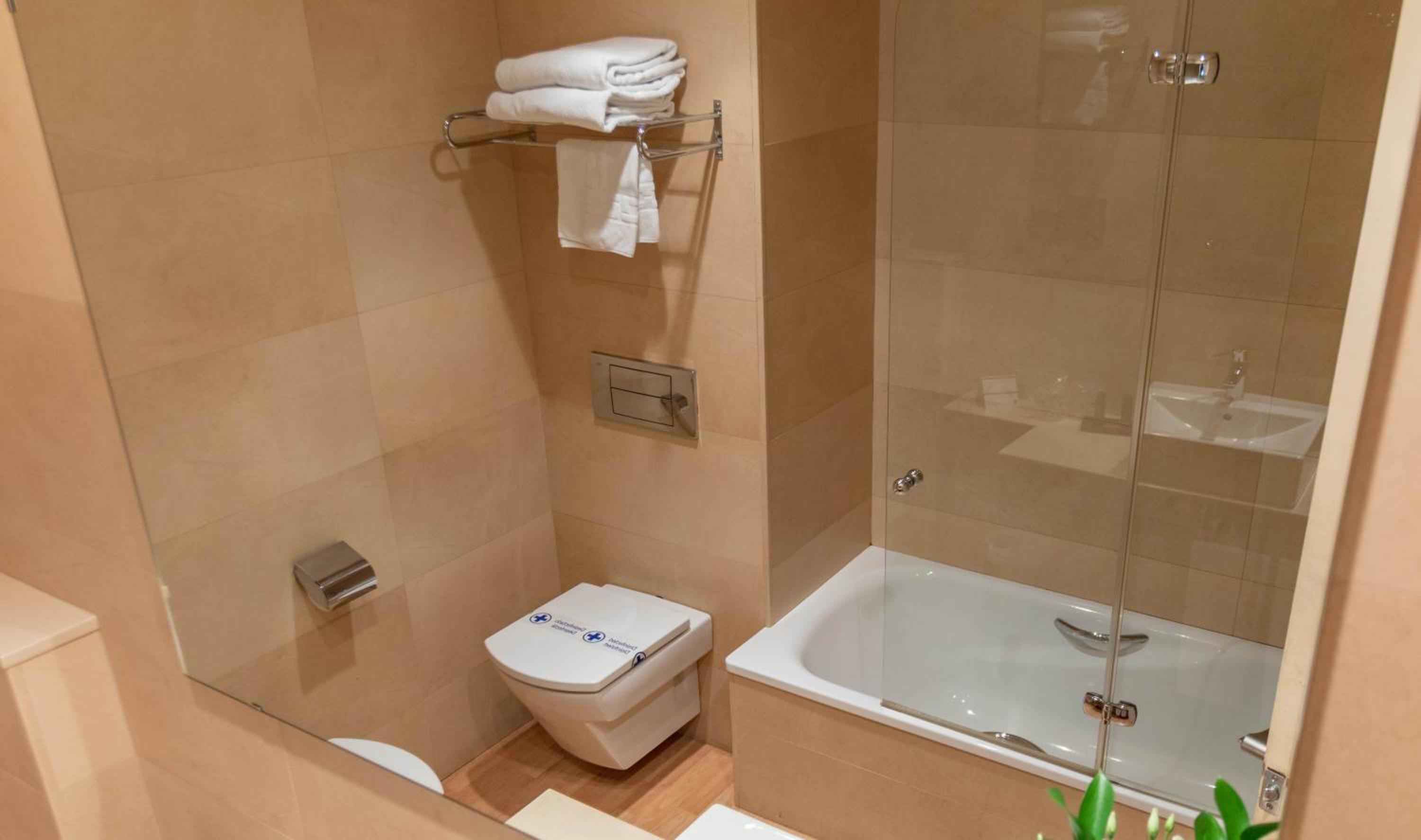 Double or Twin Room - Photo 9