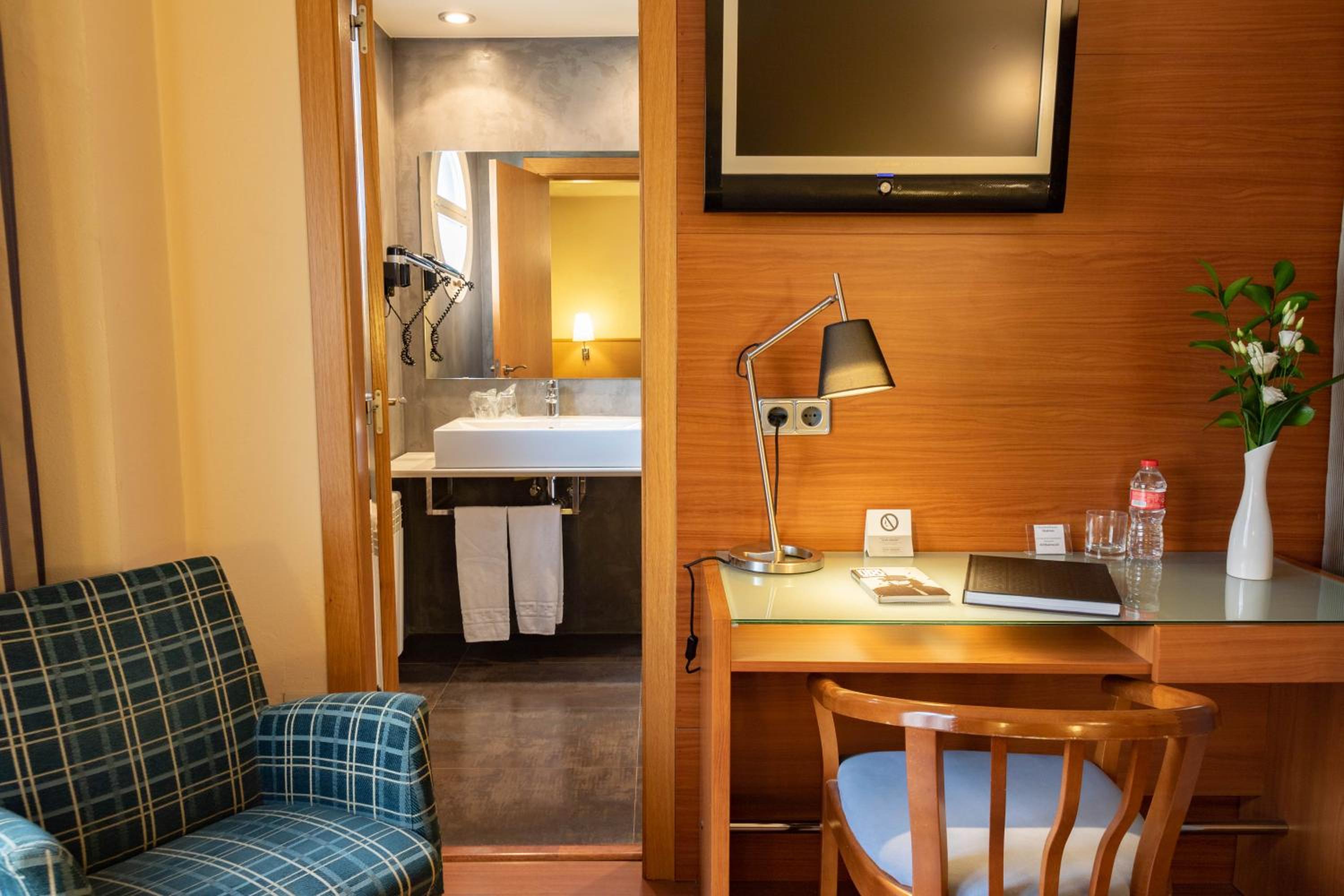 Double or Twin Room - Photo 7