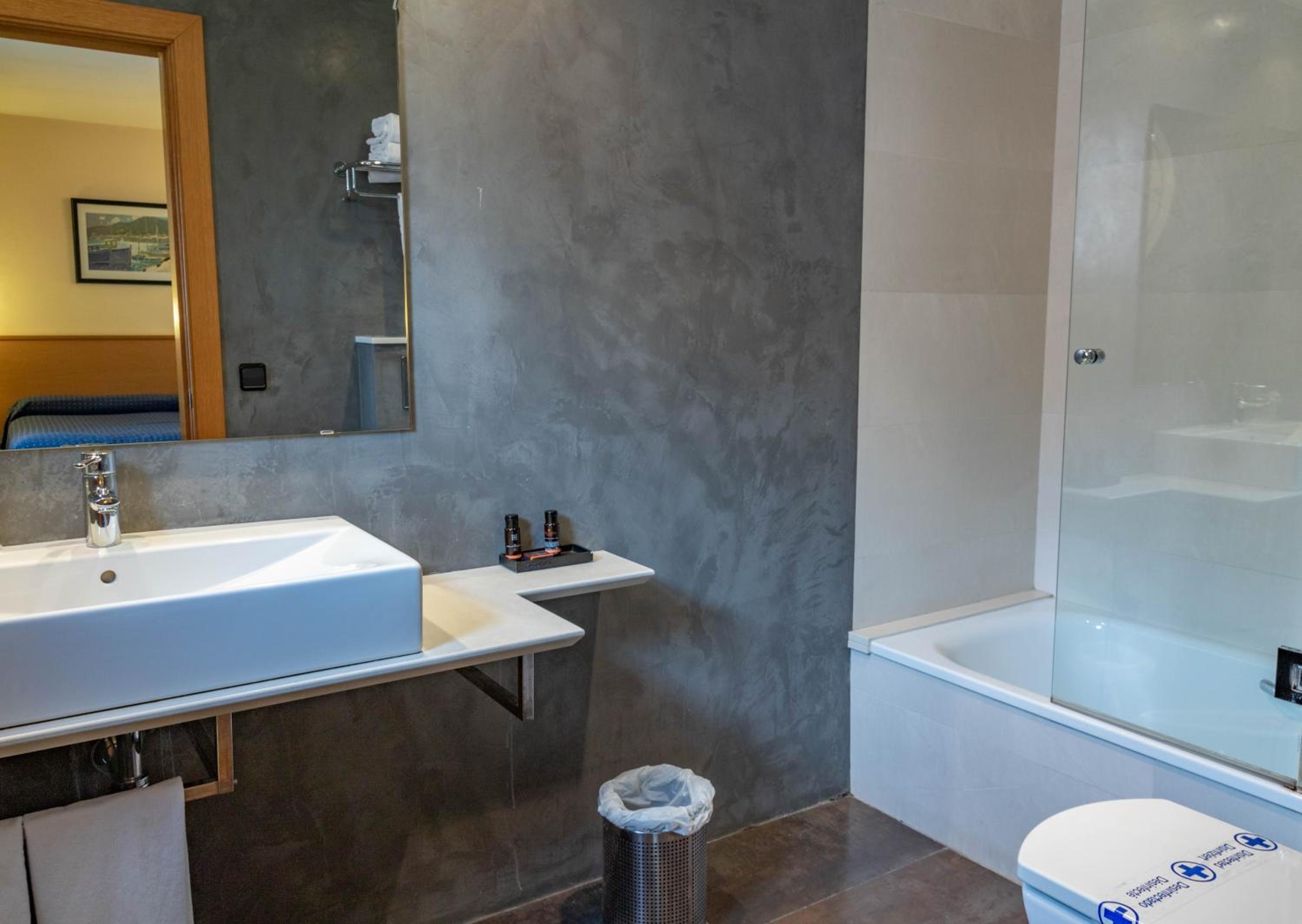 Double or Twin Room - Photo 21