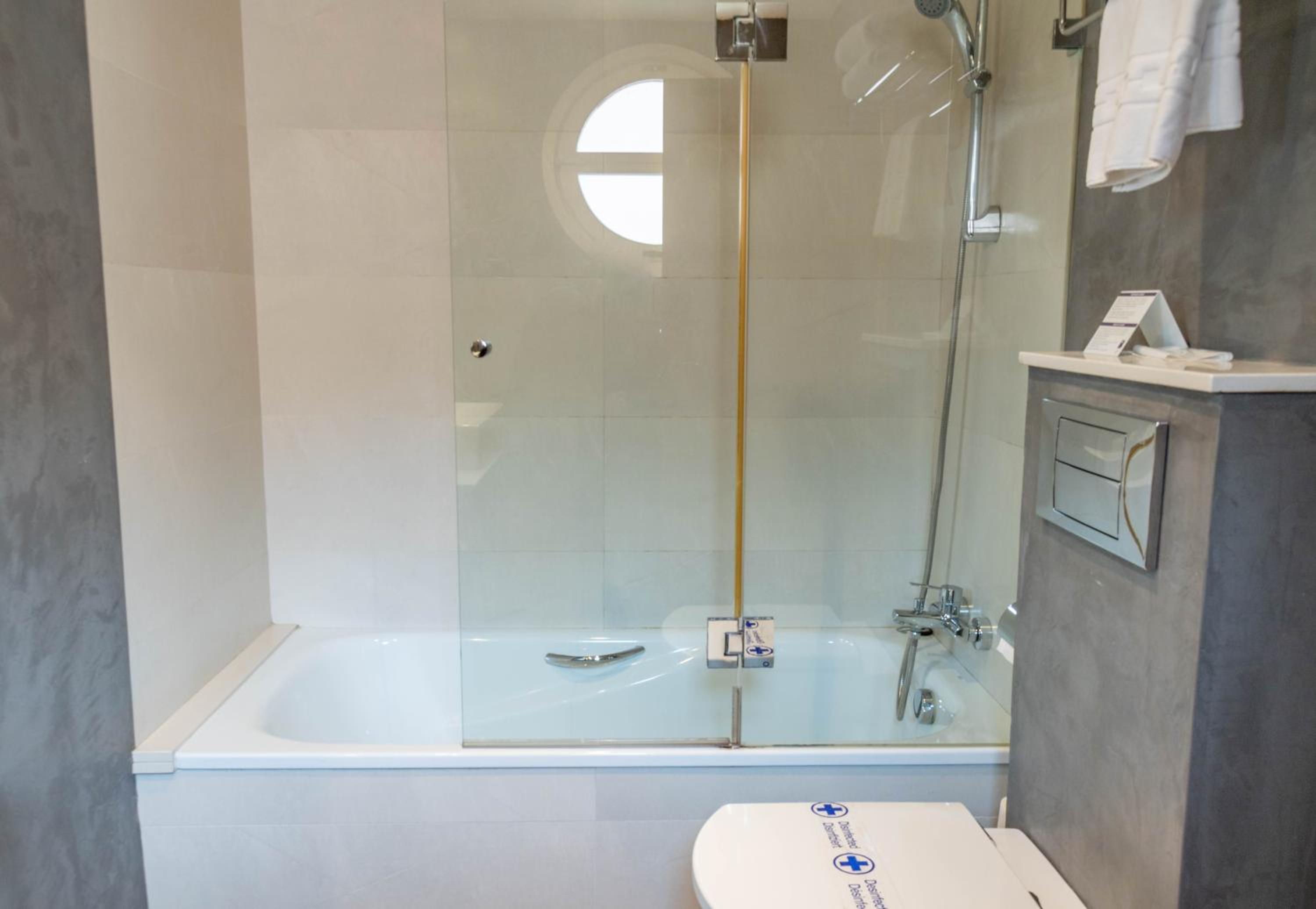 Double or Twin Room - Photo 15