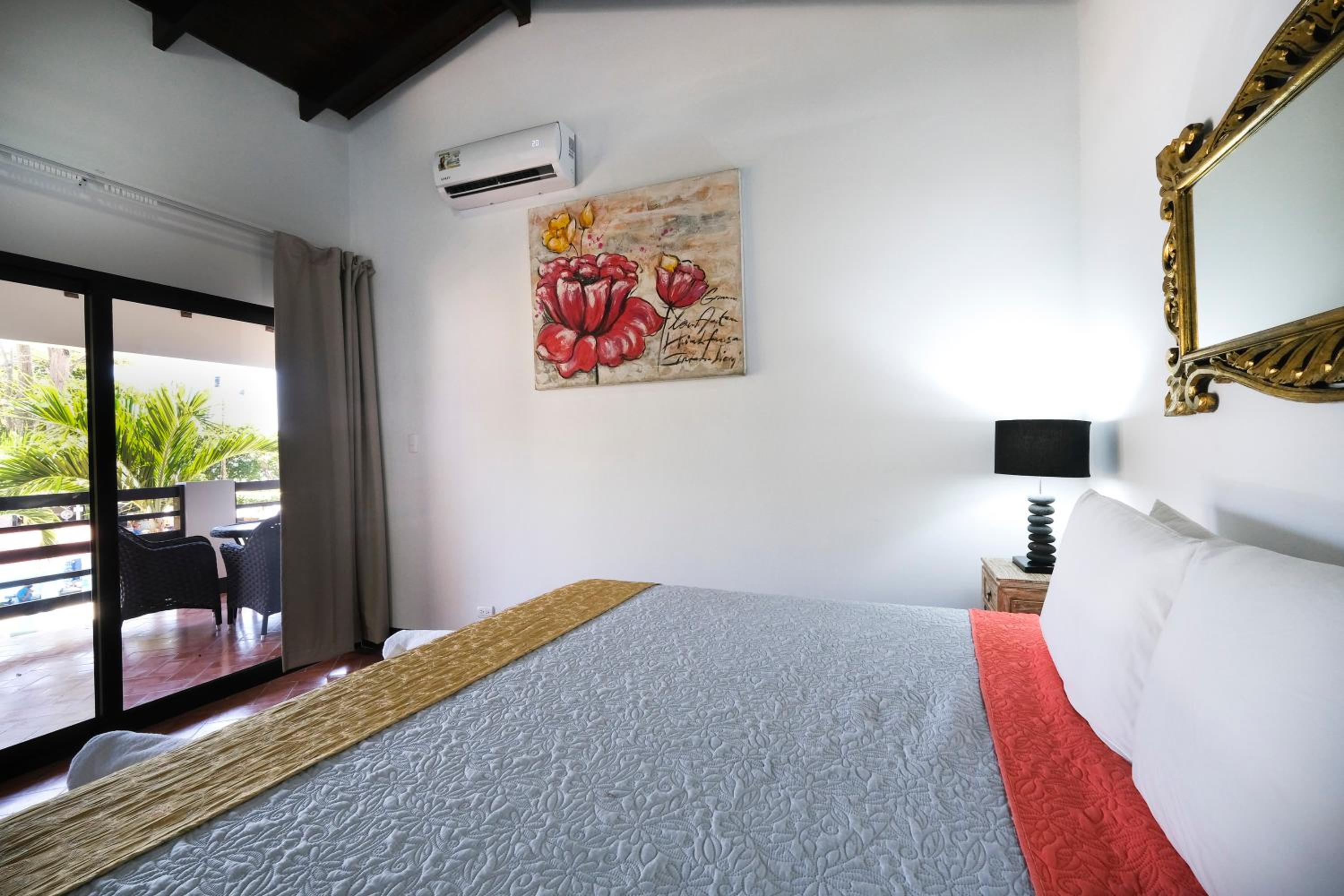 Villa with Pool View - Photo 7