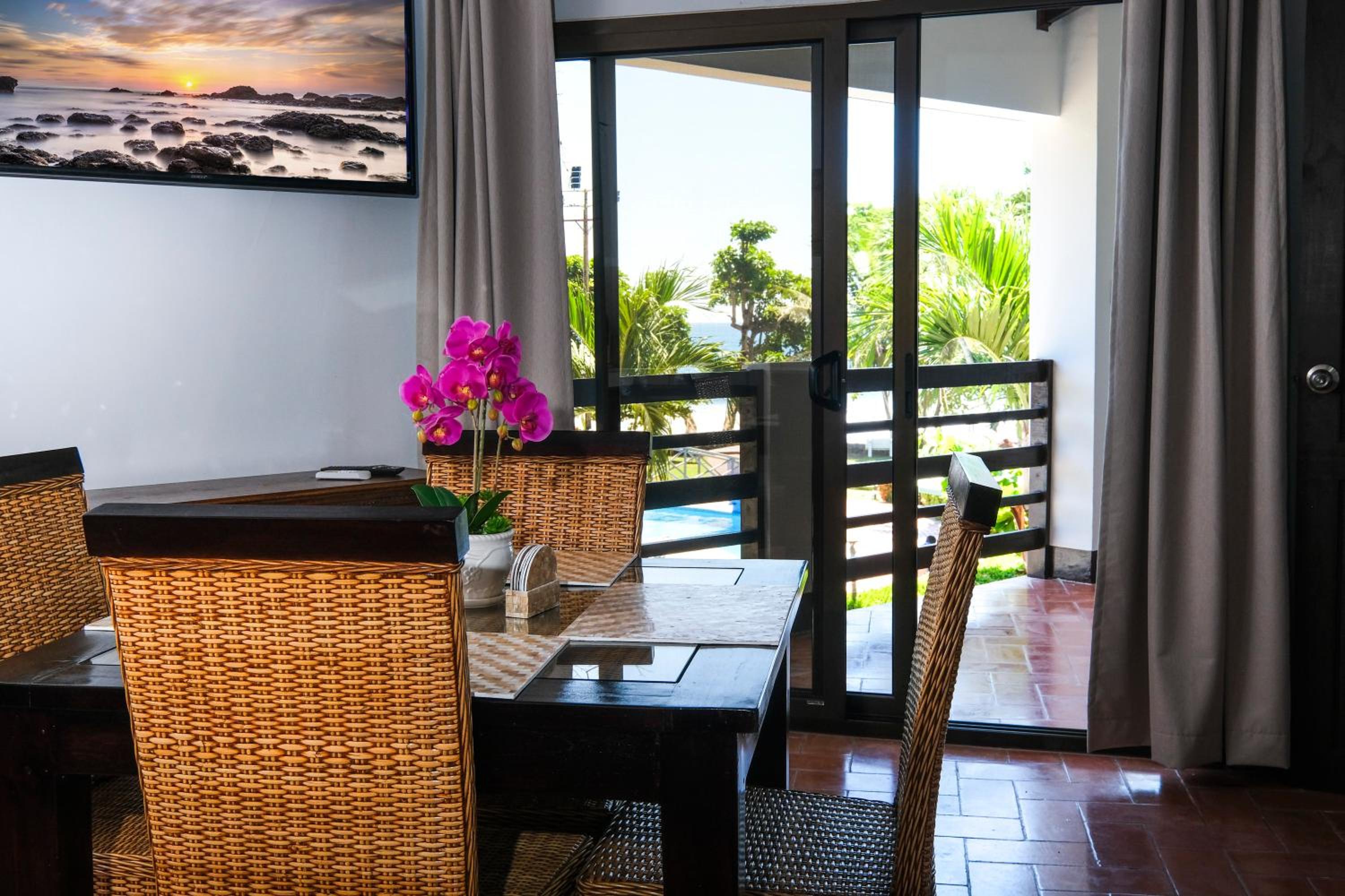 Villa with Pool View - Photo 9