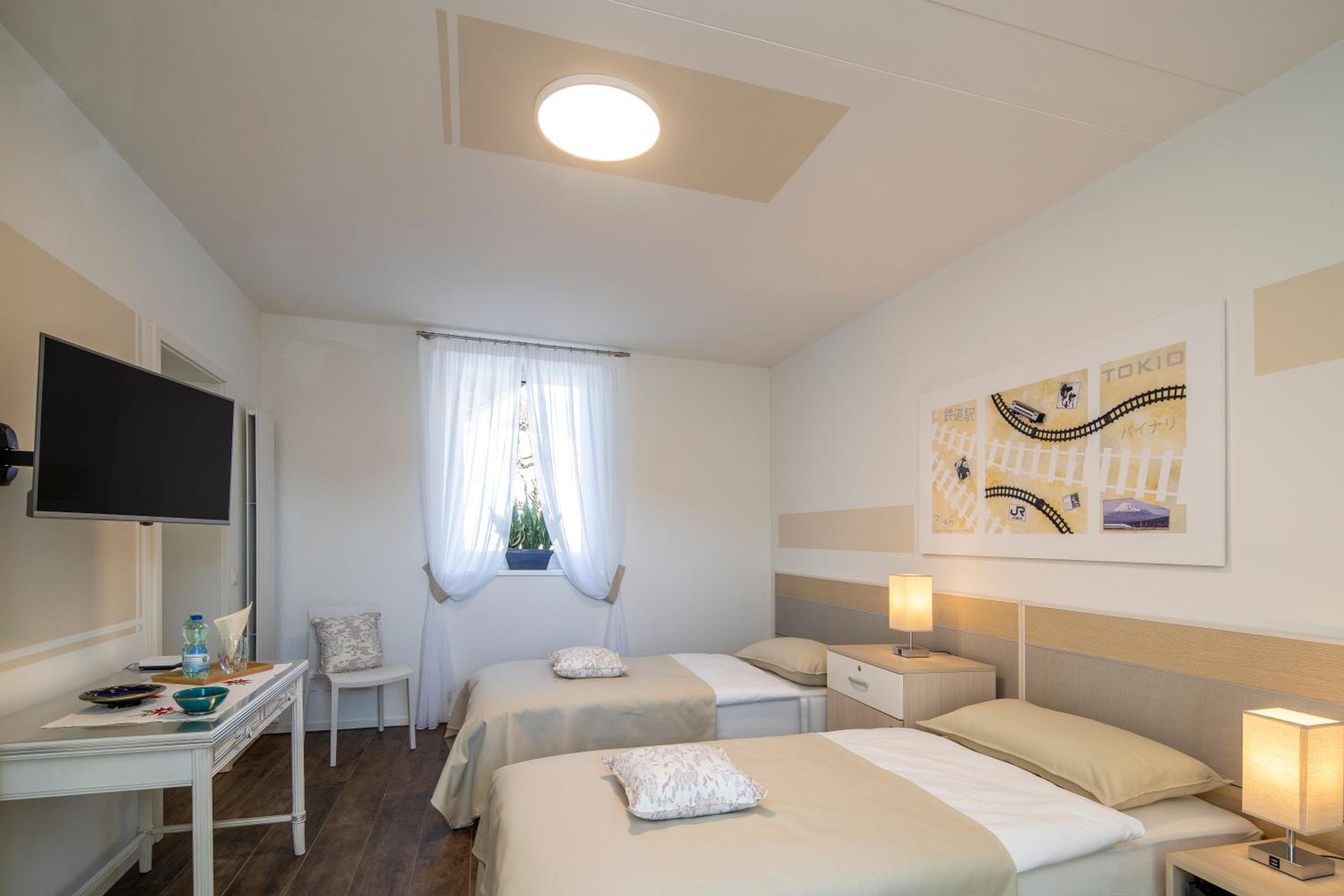 Twin Room with Private Bathroom - Photo 2
