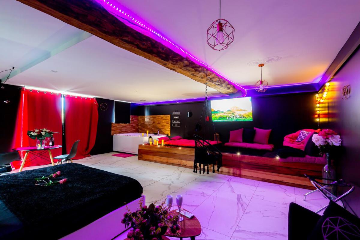 Suite with Hot Tub - Photo 8