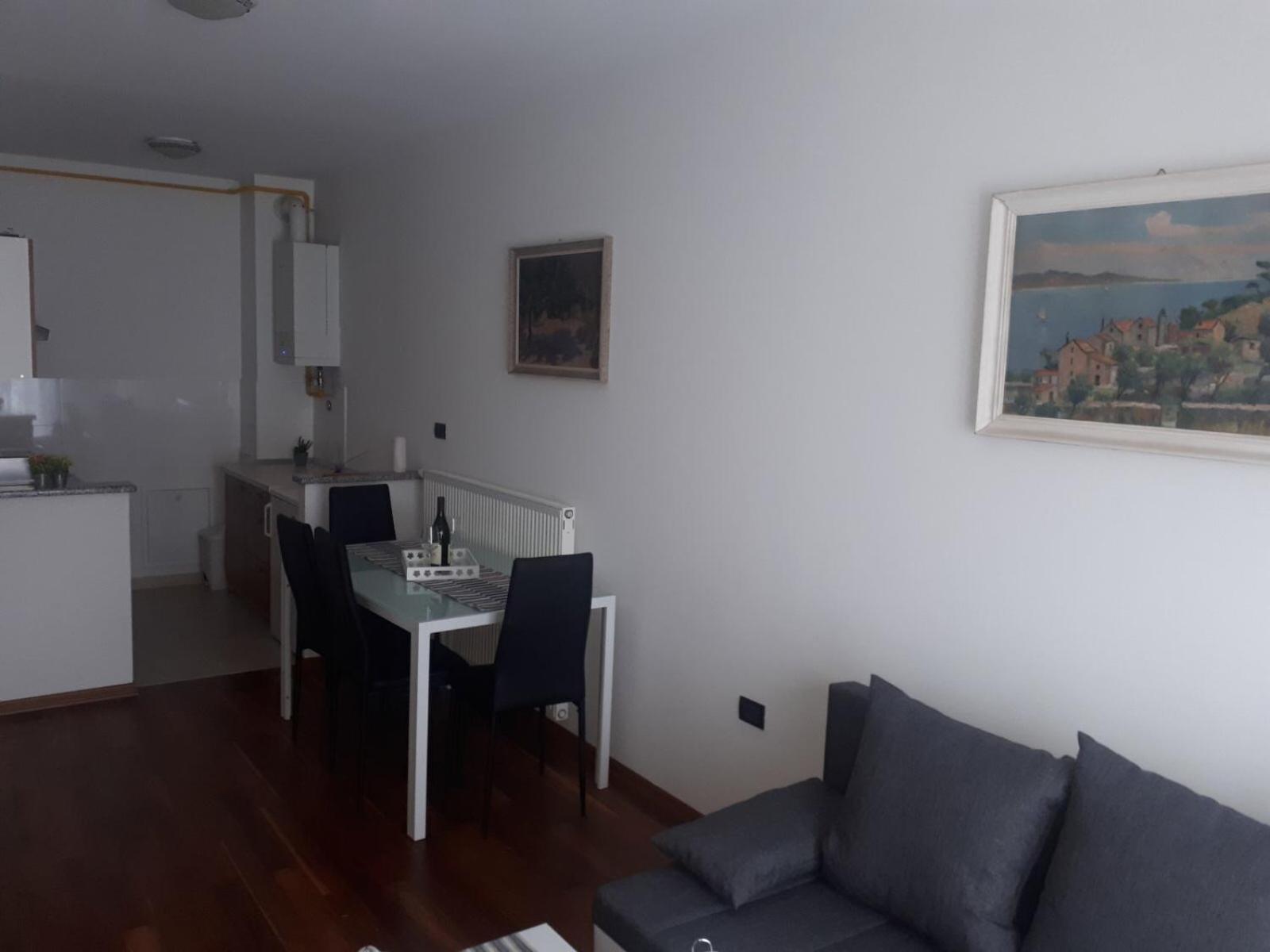 One-Bedroom Apartment photo 3