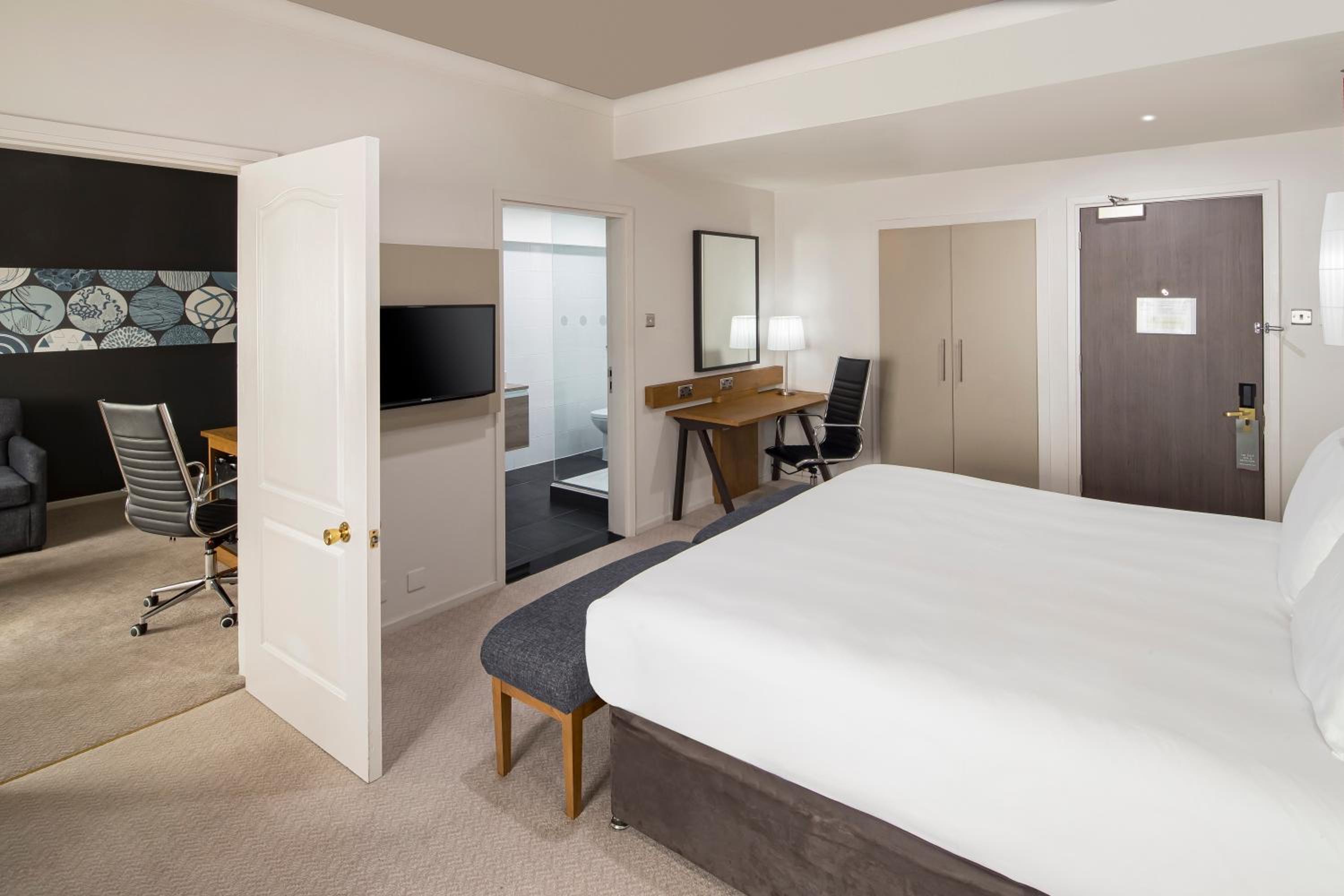 One-Bedroom Queen Suite with Lounge Access photo 2