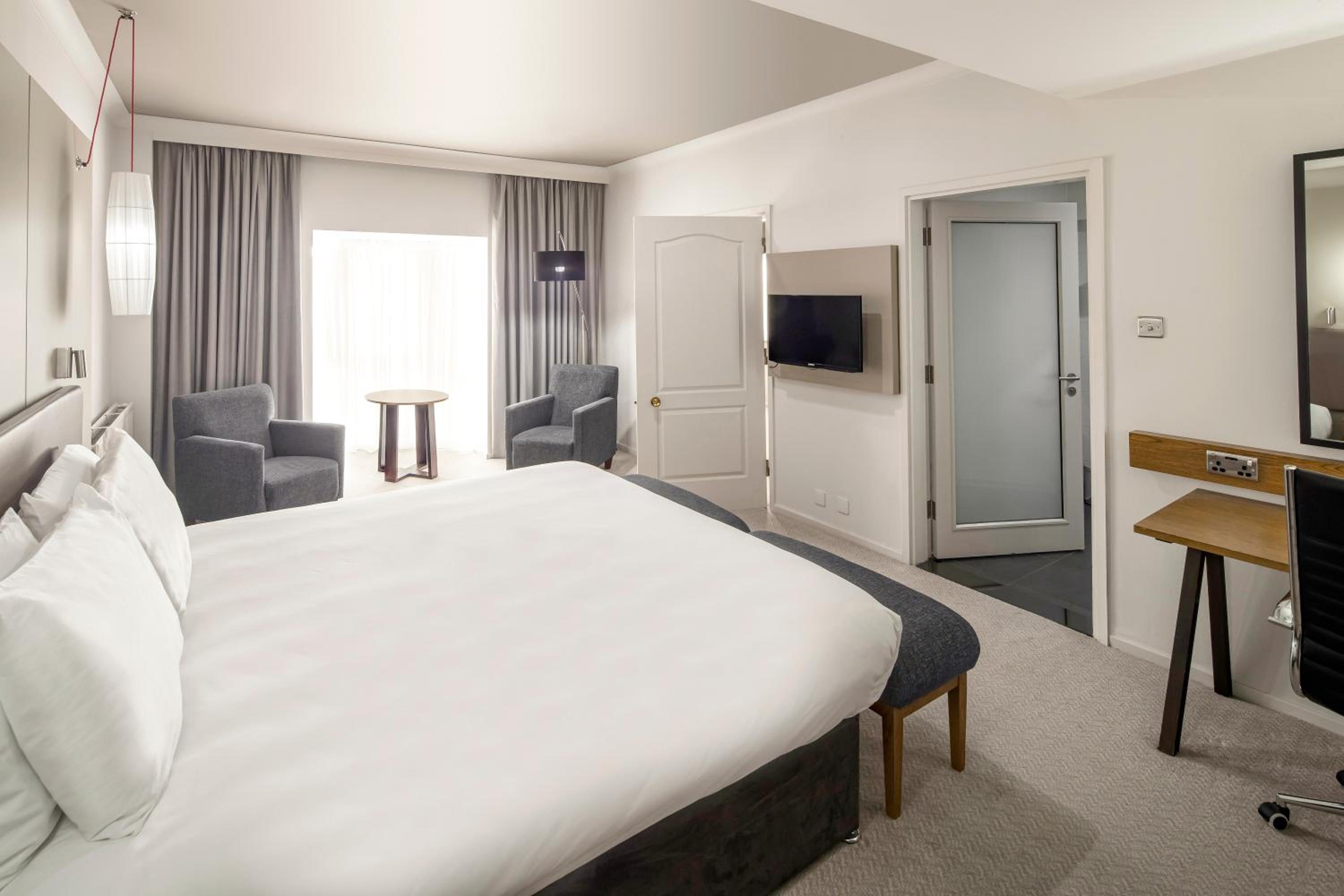 One-Bedroom Queen Suite with Lounge Access