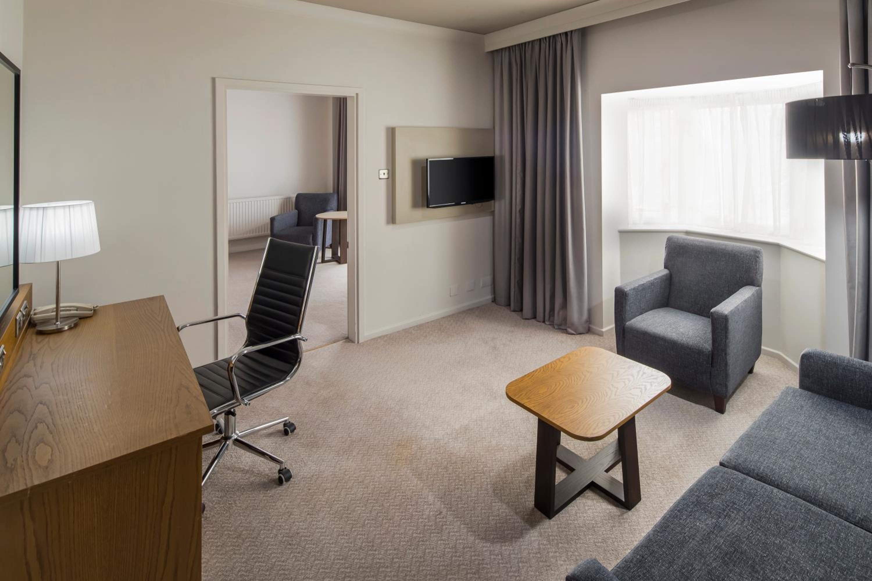 One-Bedroom Queen Suite with Lounge Access photo 3