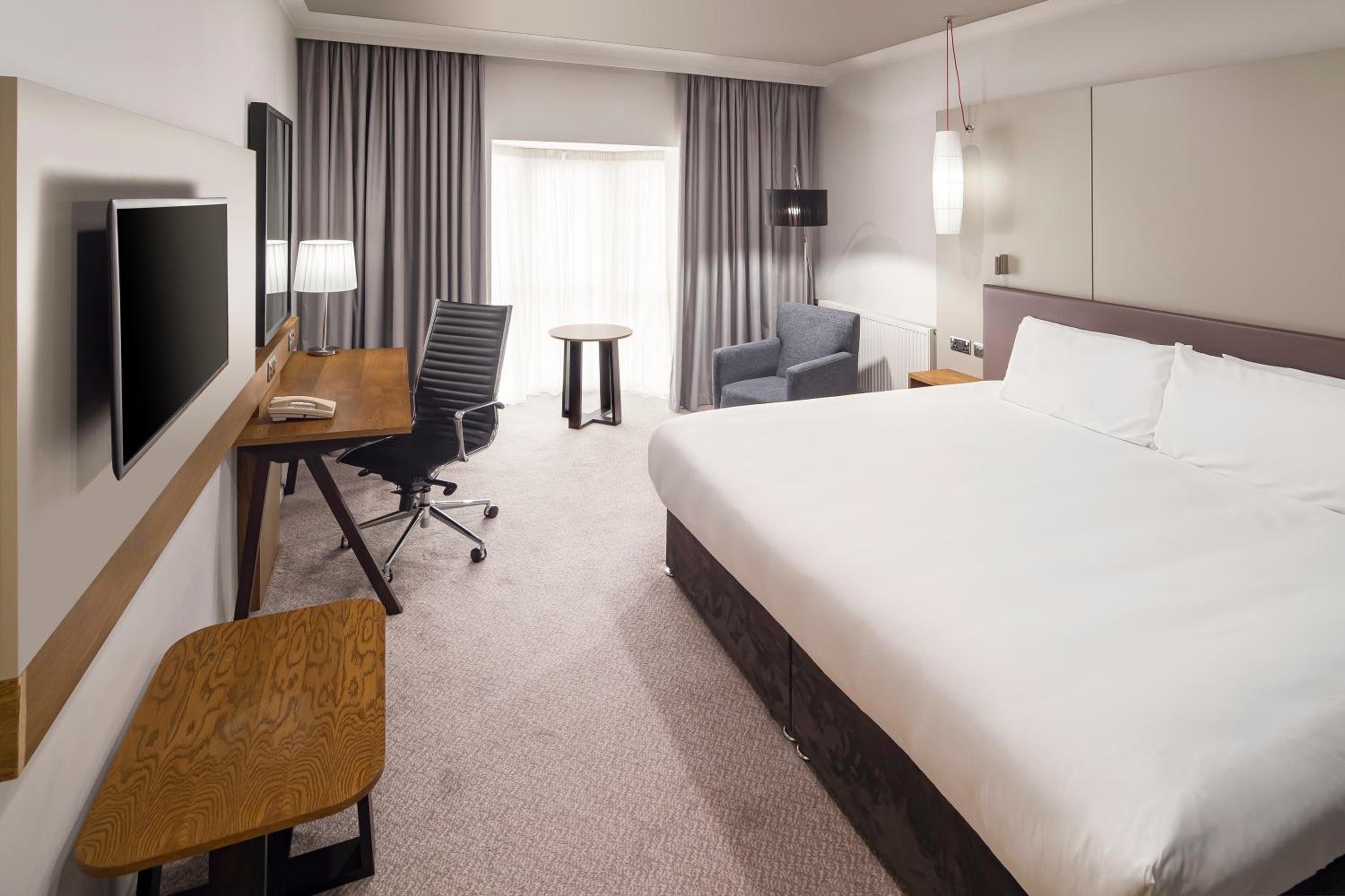 Standard Queen Room with Lounge Access - Photo 3