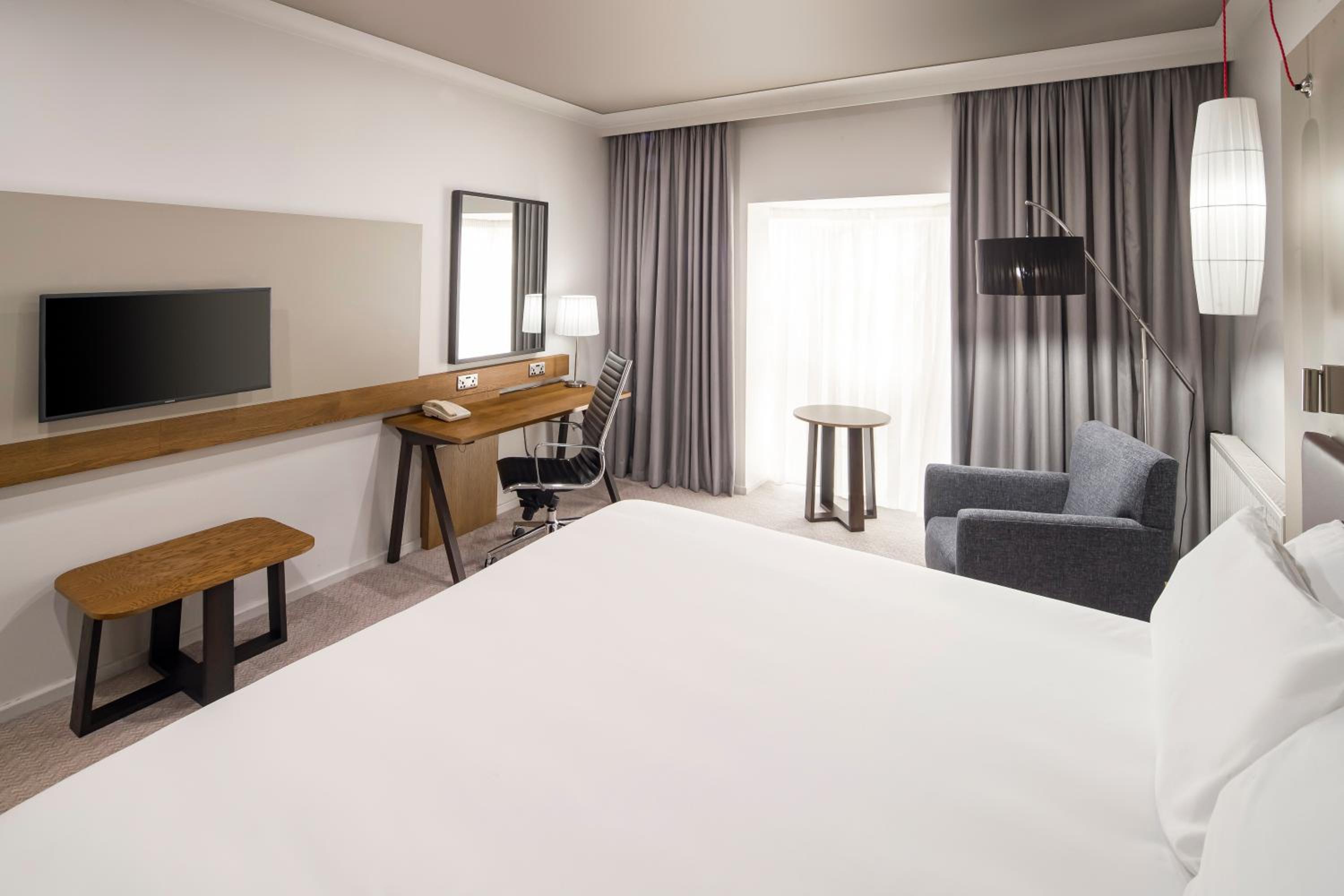 Standard Queen Room with Lounge Access - Photo 2