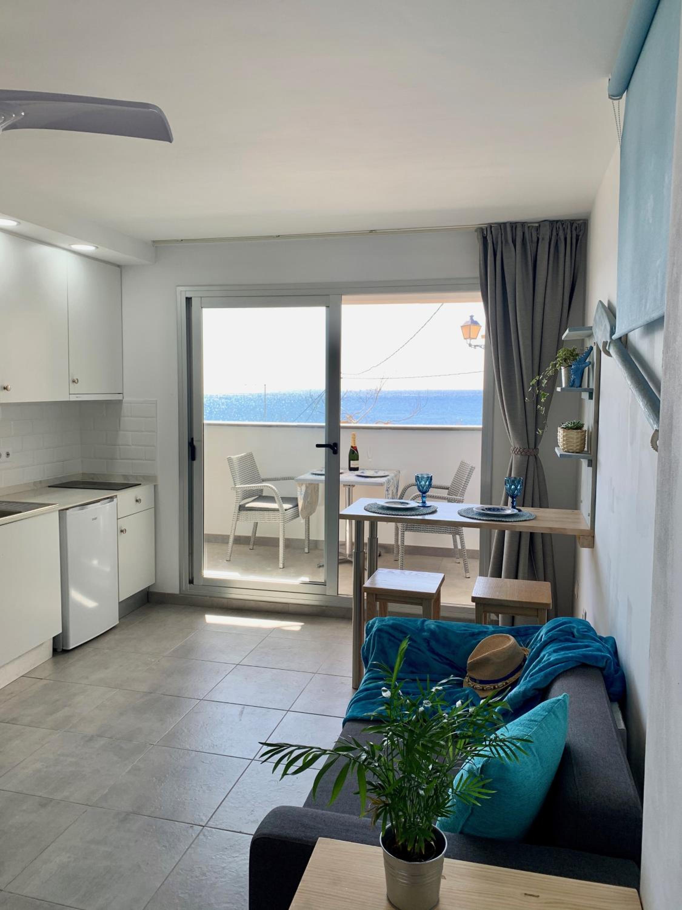 Habitación Doble con Balcón y Vista al Mar - Primer Piso