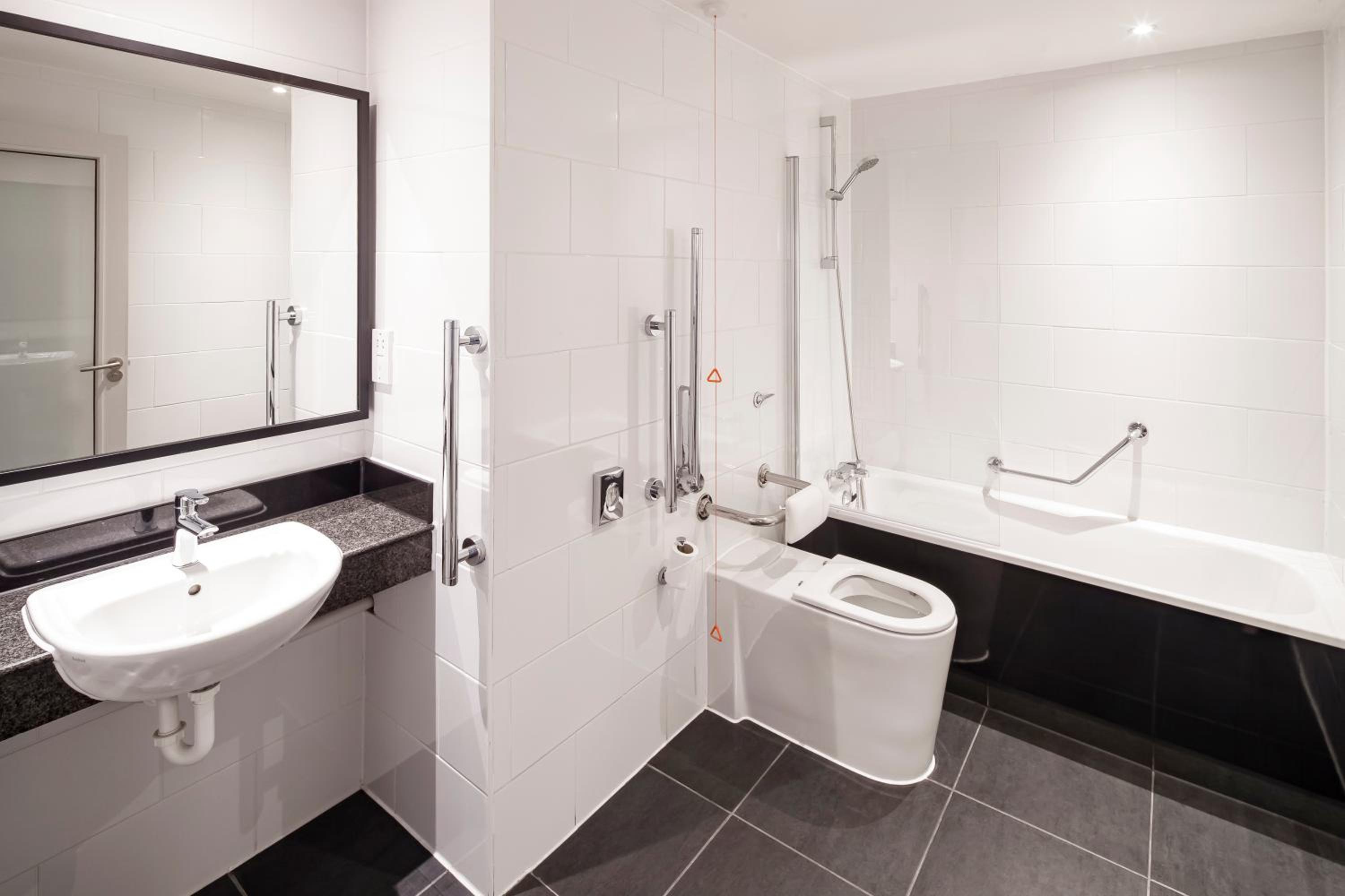 Standard Queen Room - Disability Access - Photo 3