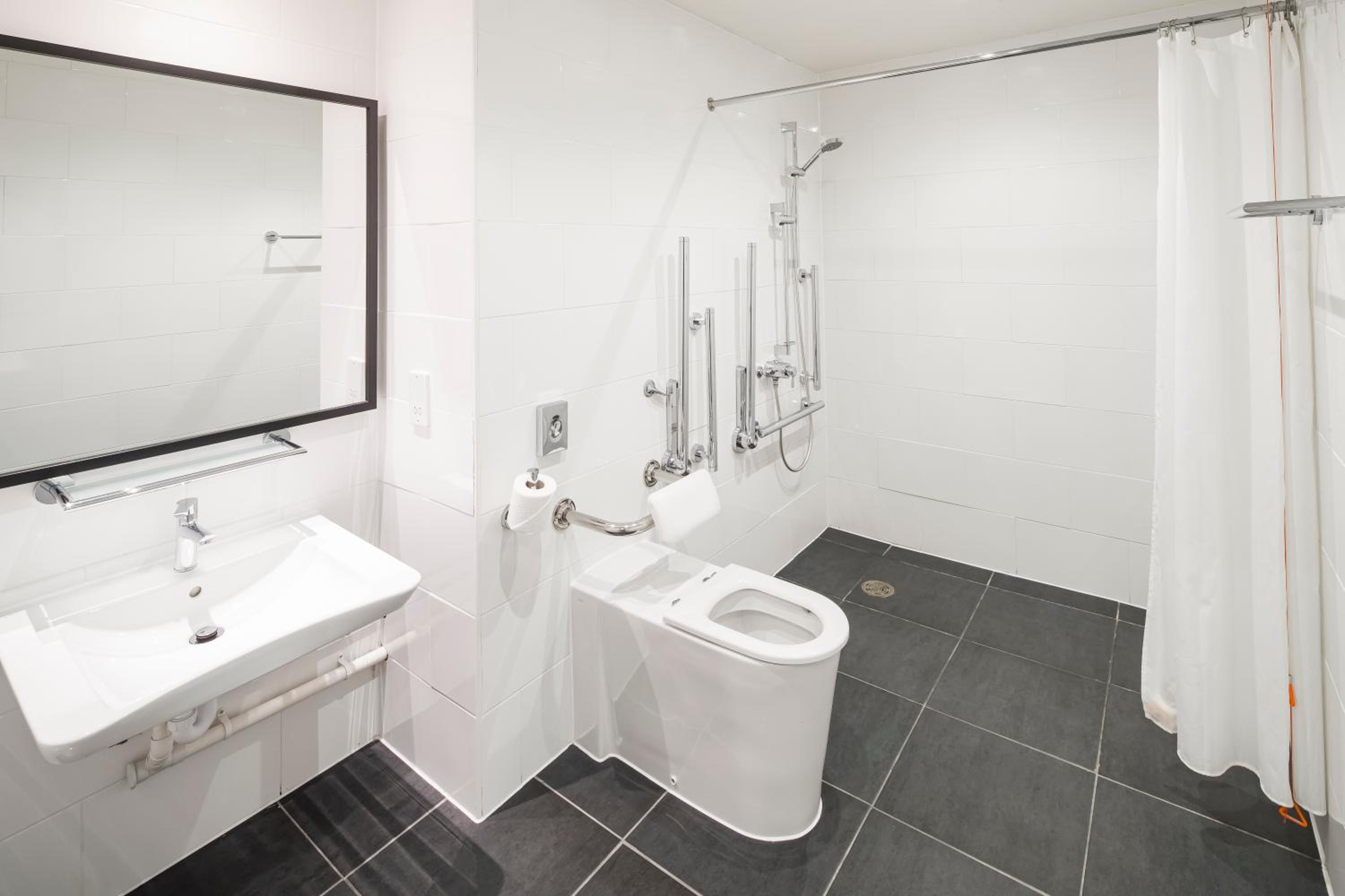 Standard Queen Room - Disability Access - Photo 4
