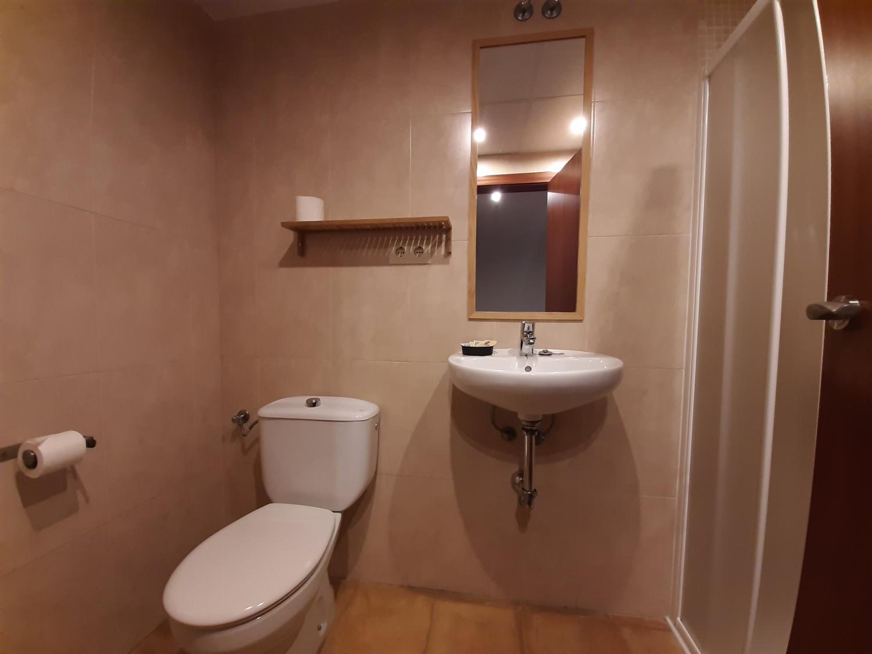 Standard Twin Room - Photo 4