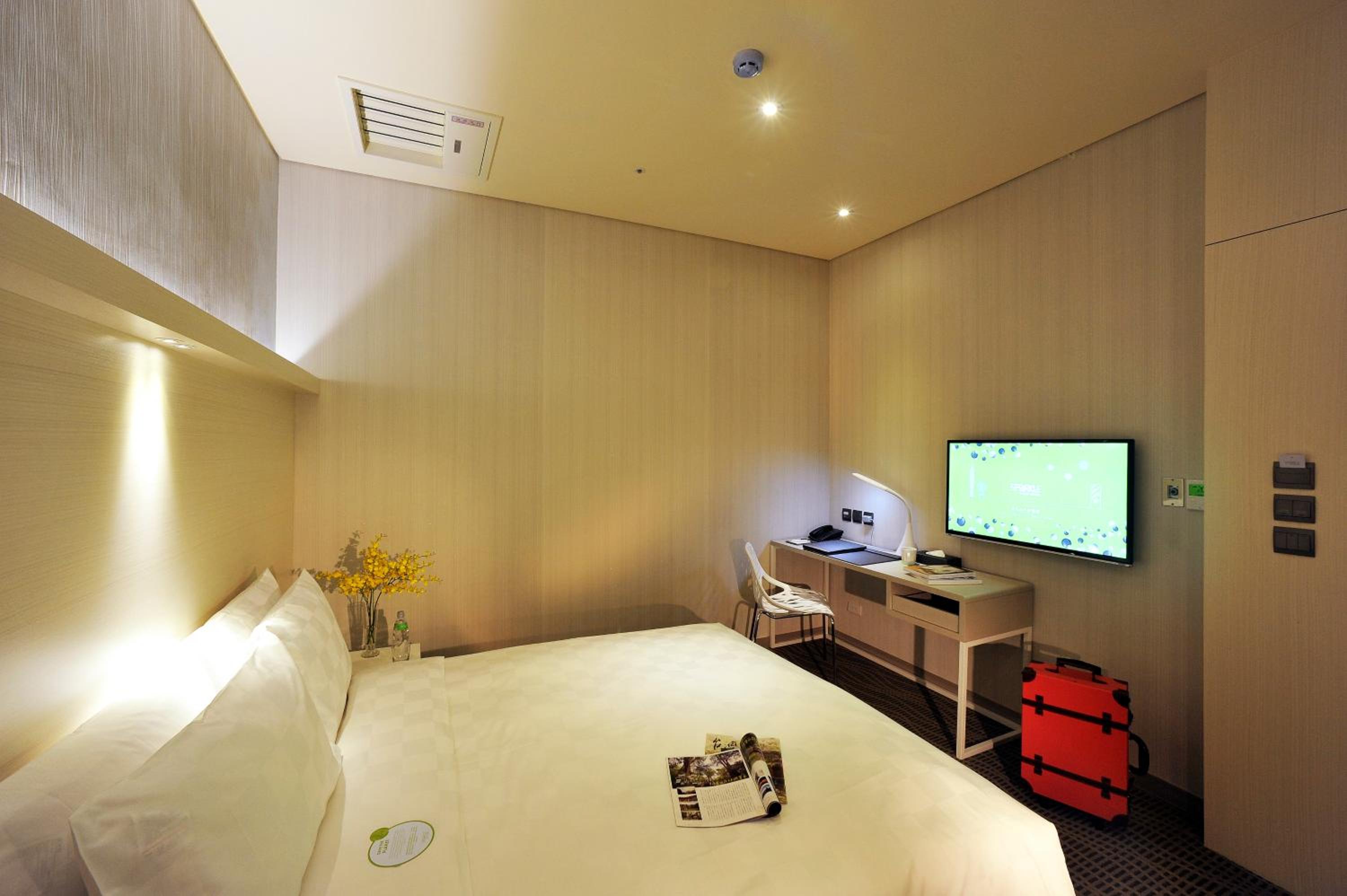 Vantage Double Room without Window (basement) photo 3