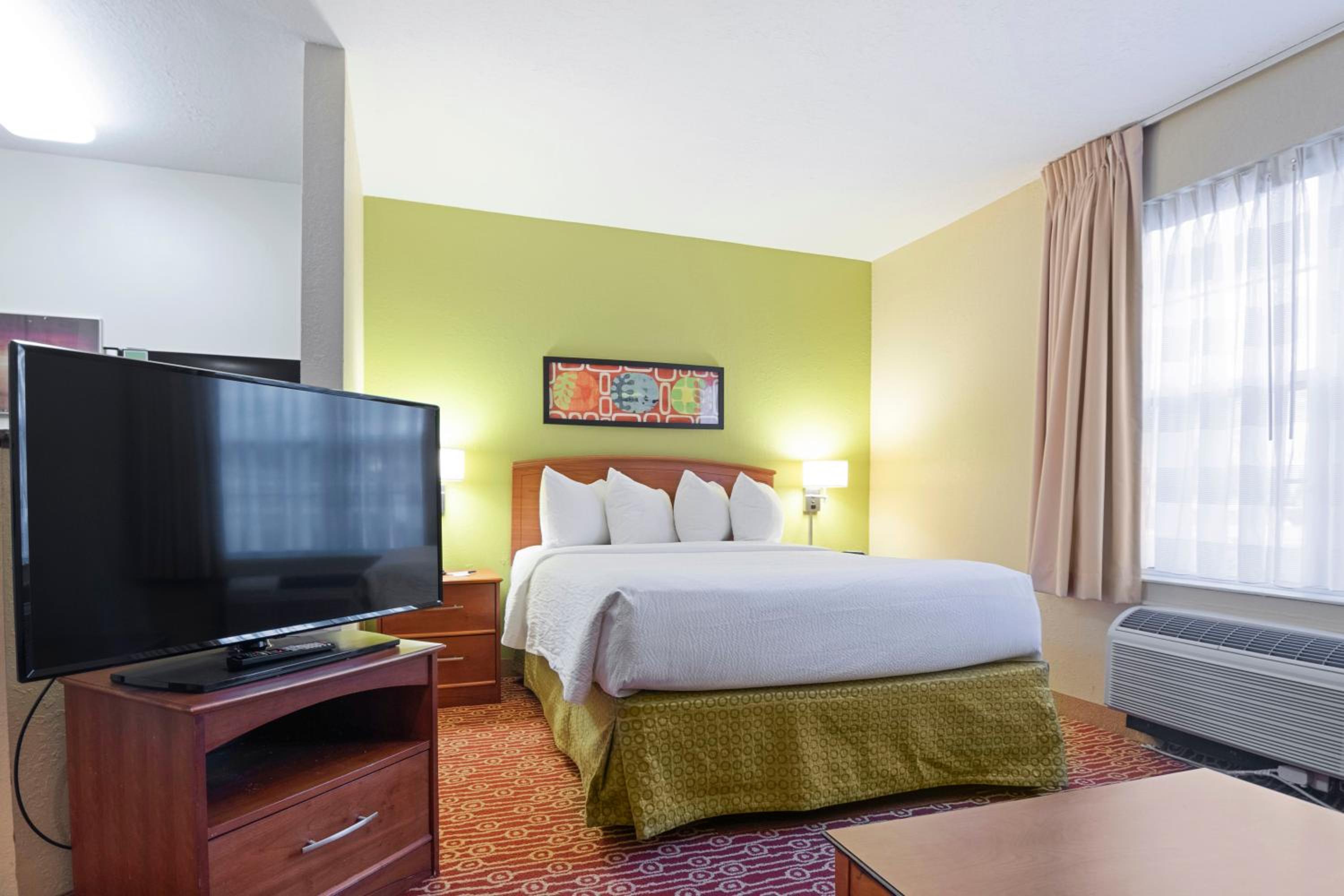Deluxe studio 1 Queen Bed Non-Smoking - Photo 8