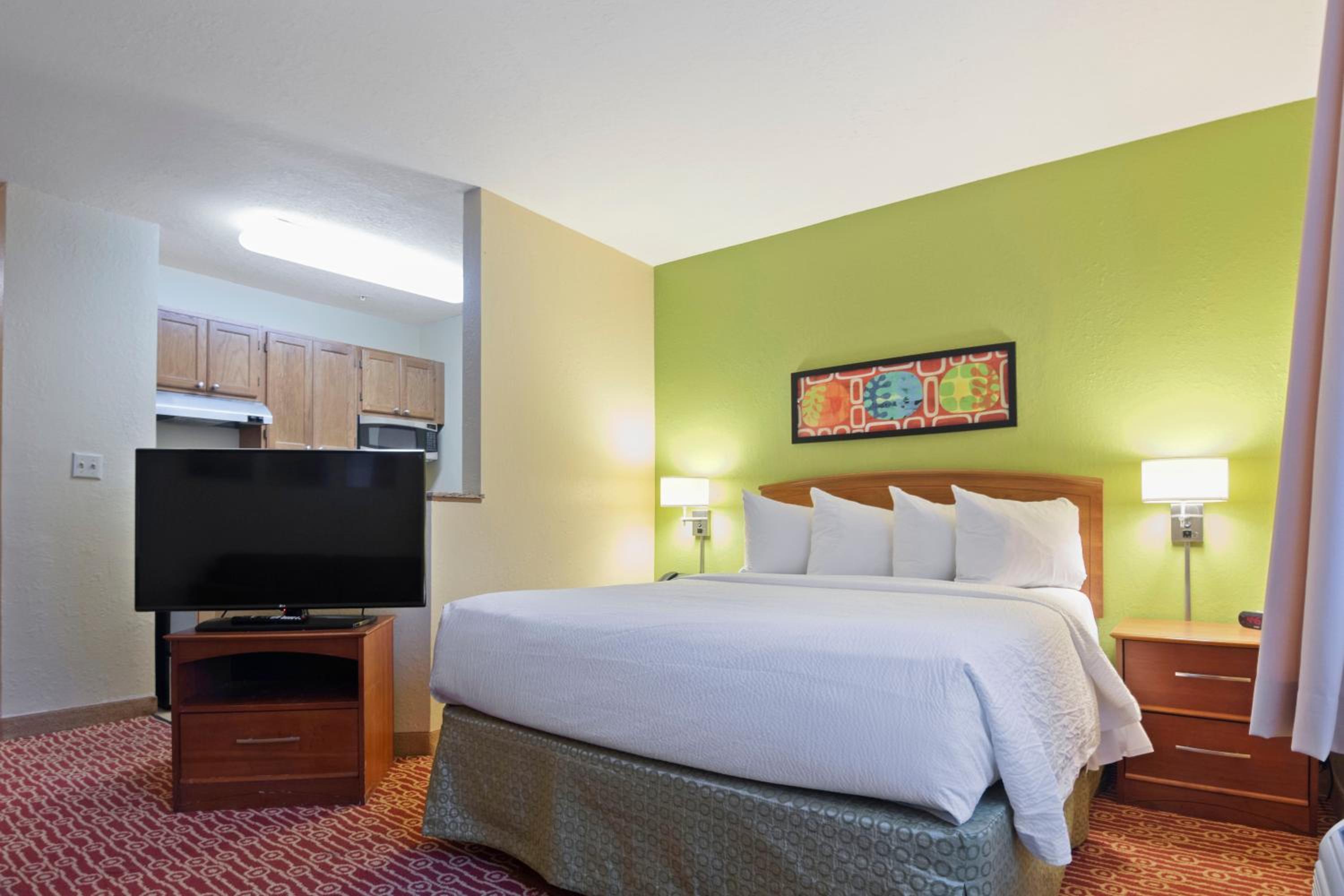 Deluxe studio 1 Queen Bed Non-Smoking - Photo 7
