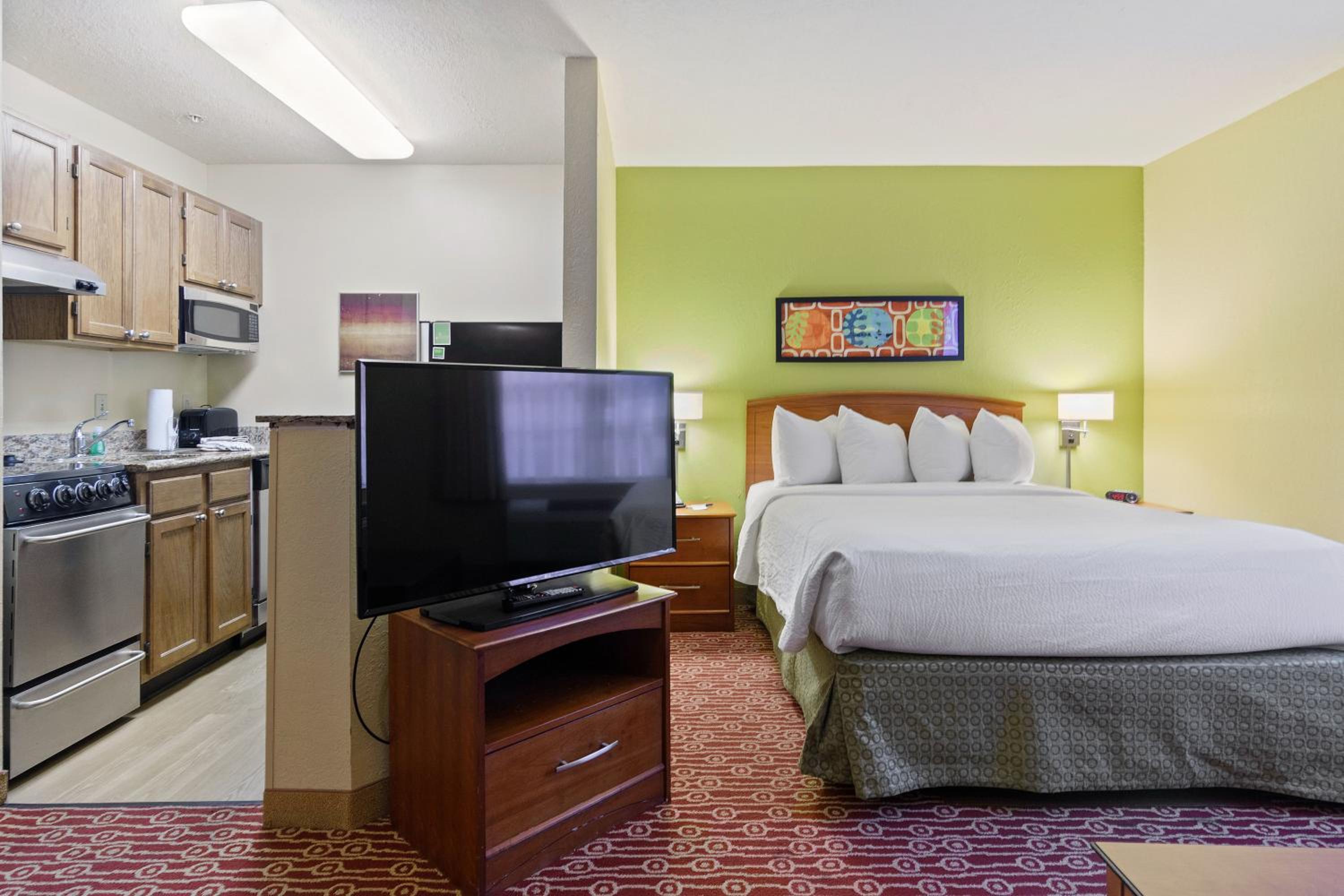 Deluxe studio 1 Queen Bed Non-Smoking - Photo 11