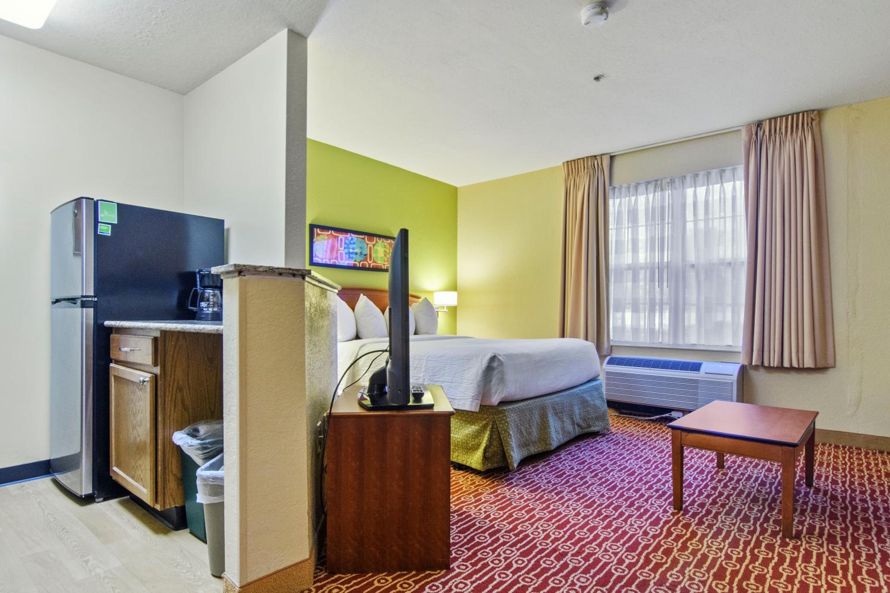 Deluxe studio 1 Queen Bed Non-Smoking - Photo 10