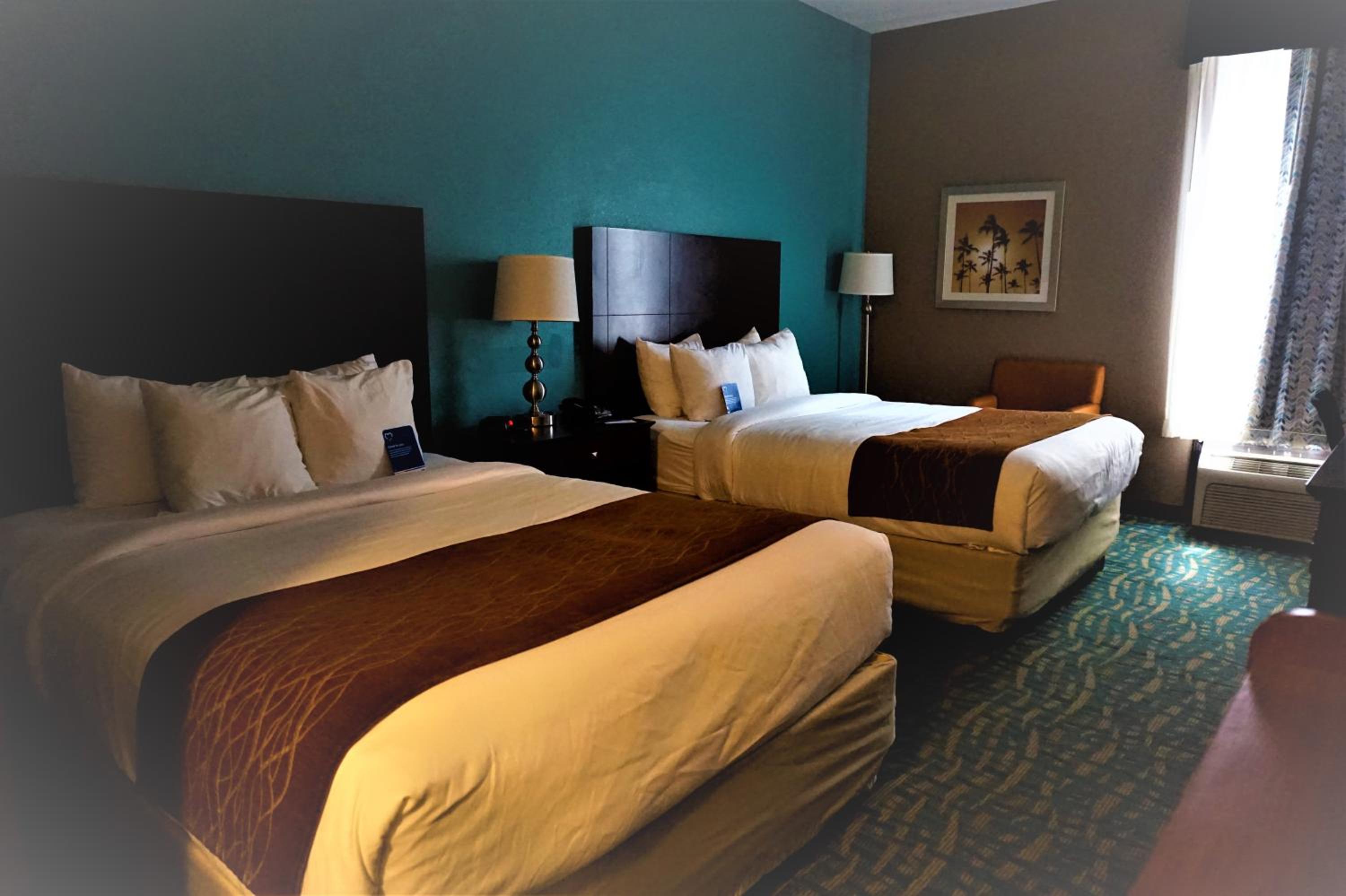 Queen Room with Two Queen Beds - Non-Smoking - Photo 5