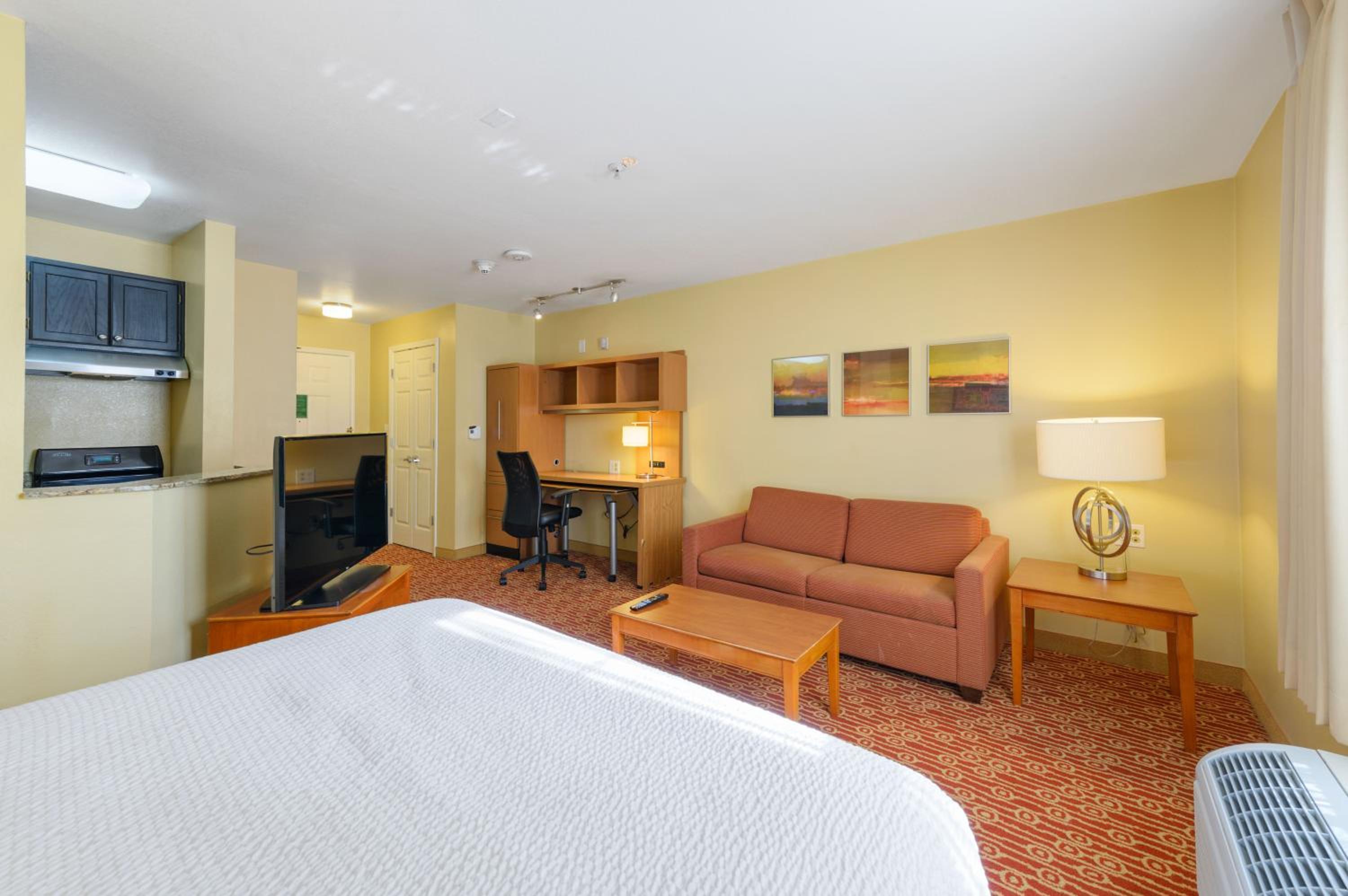 Deluxe studio 1 Queen Bed Non-Smoking - Photo 7
