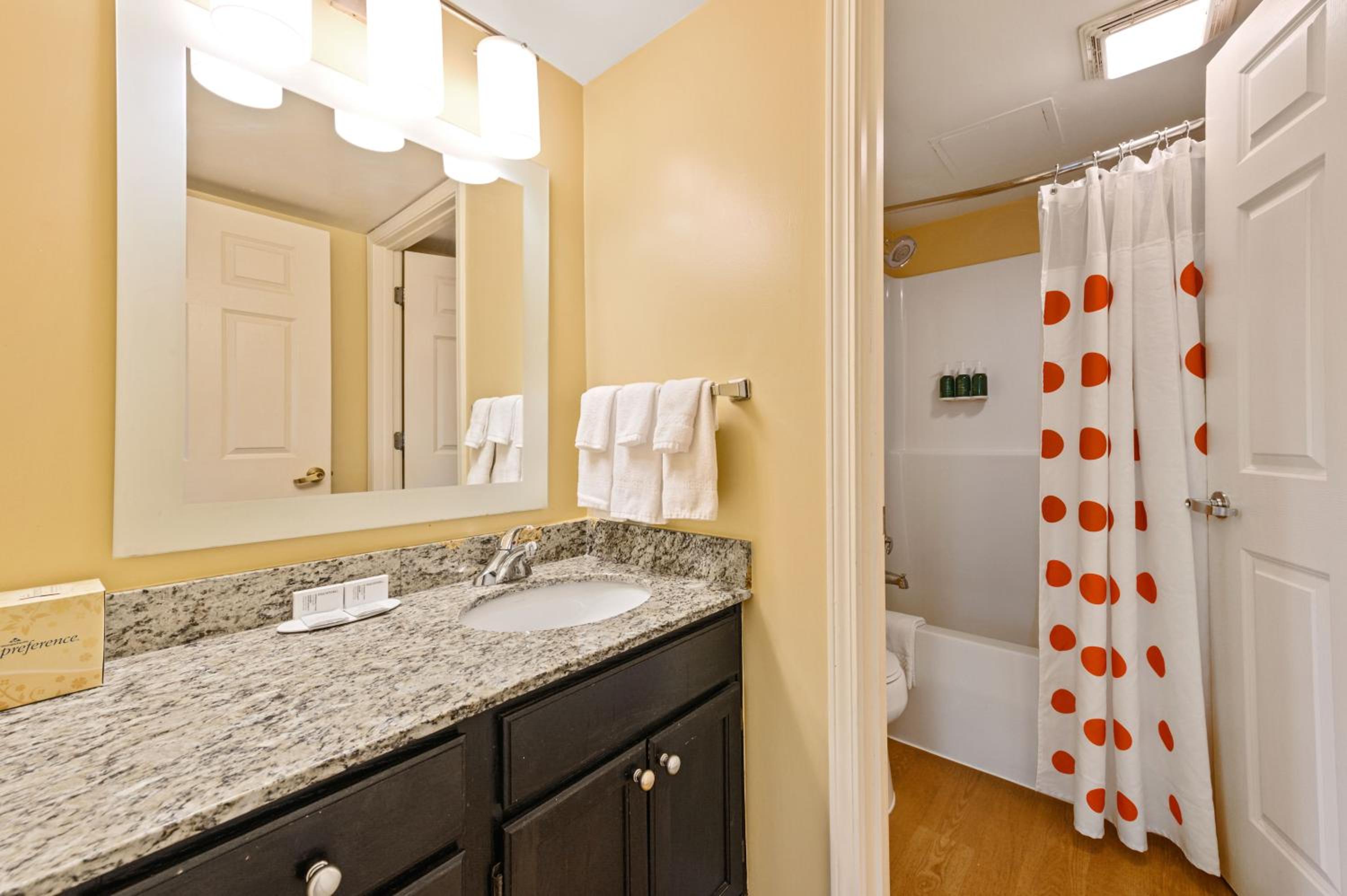 2 Bedroom Suite 2 Queen Beds Non-Smoking - Photo 7