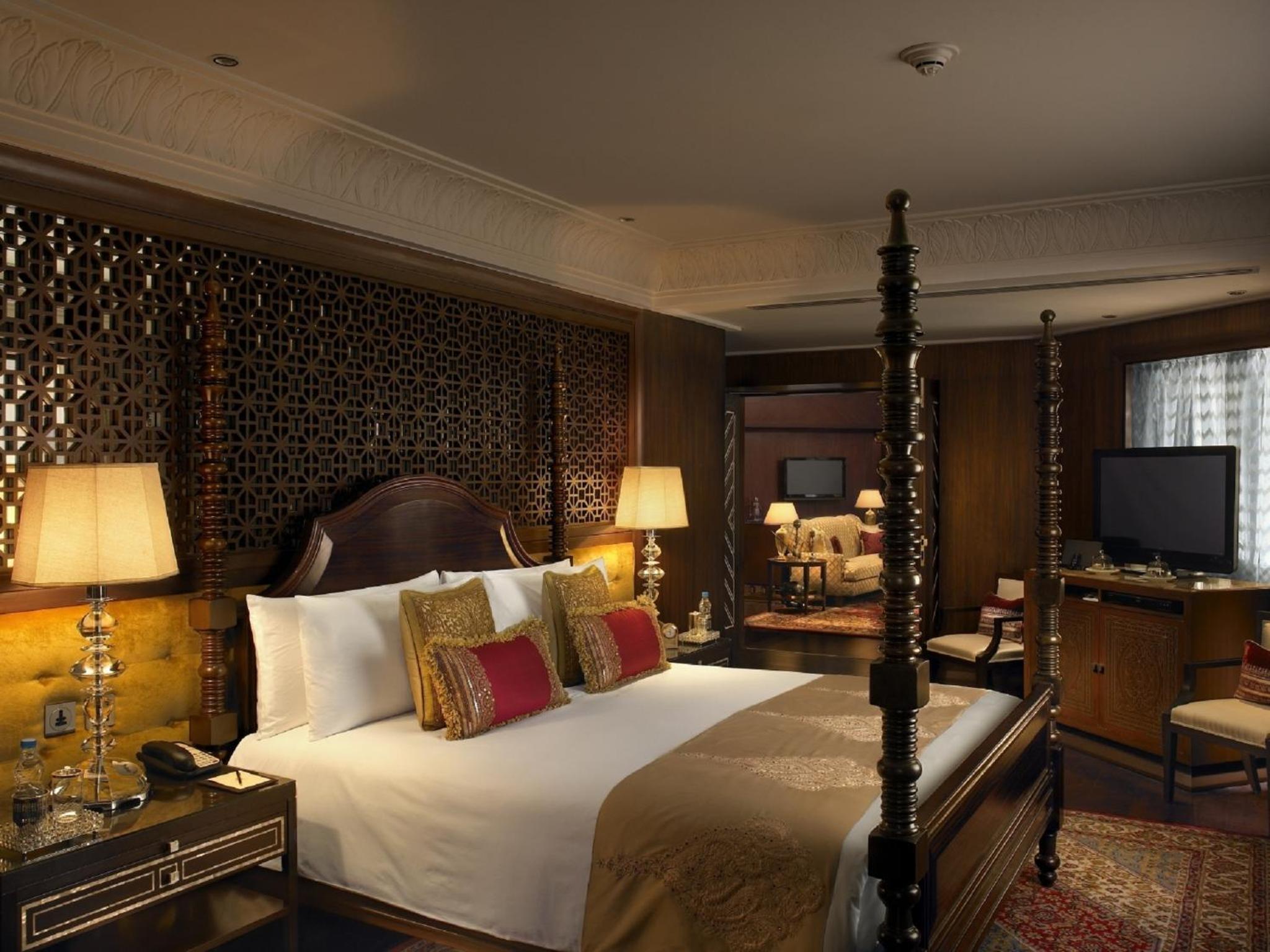 Royal Suite: Complimentary two way airport transfers Royal Suite: Complimentary two way airport transfers