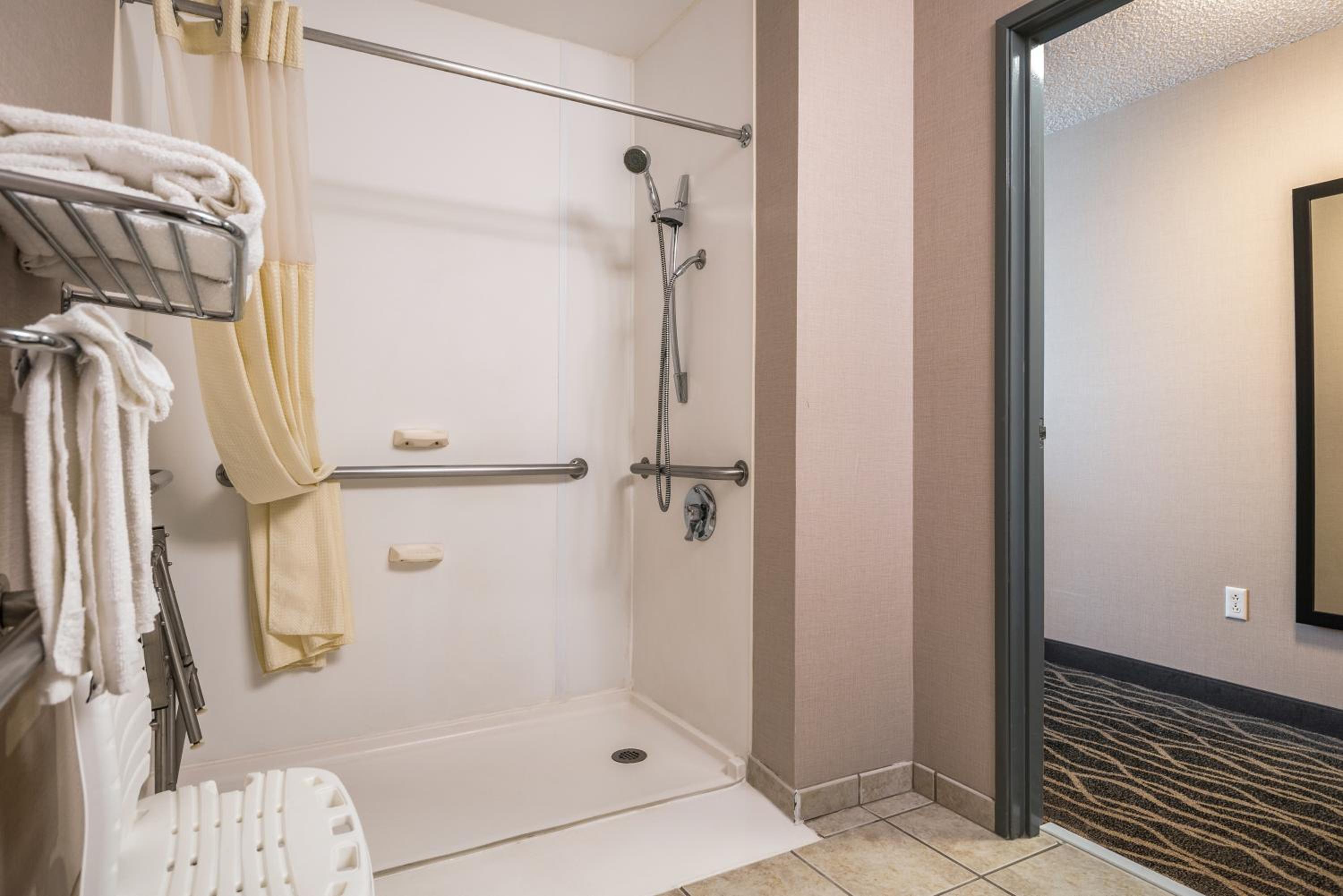 Queen Room with Roll-In Shower - Accessible/Non-Smoking - Photo 3