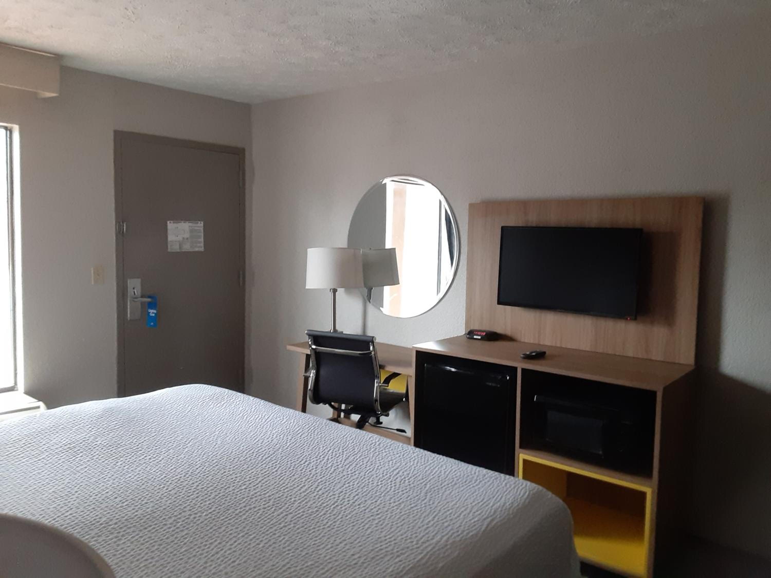 Deluxe King Suite photo 3
