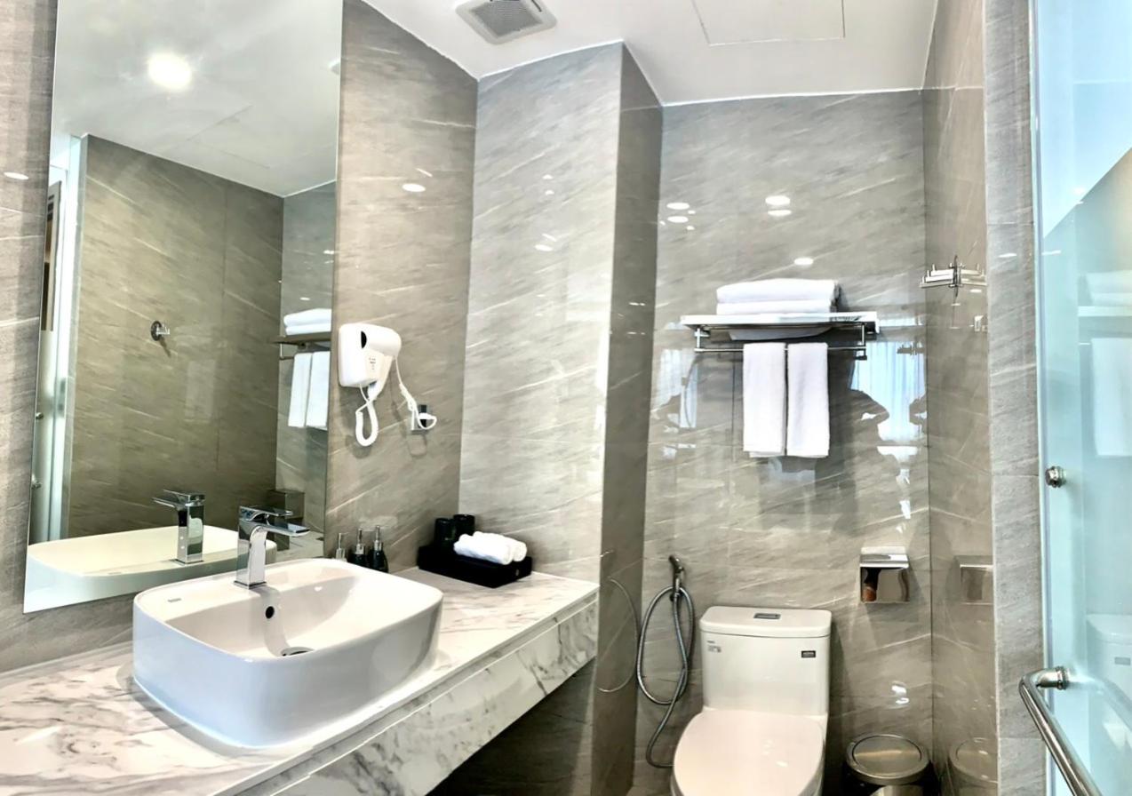 Deluxe King Room - Photo 3