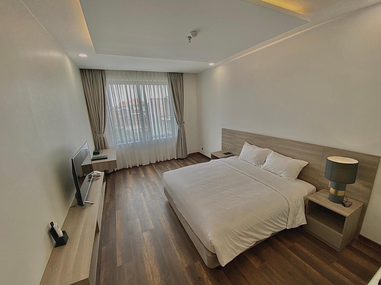Deluxe King Room - Photo 1