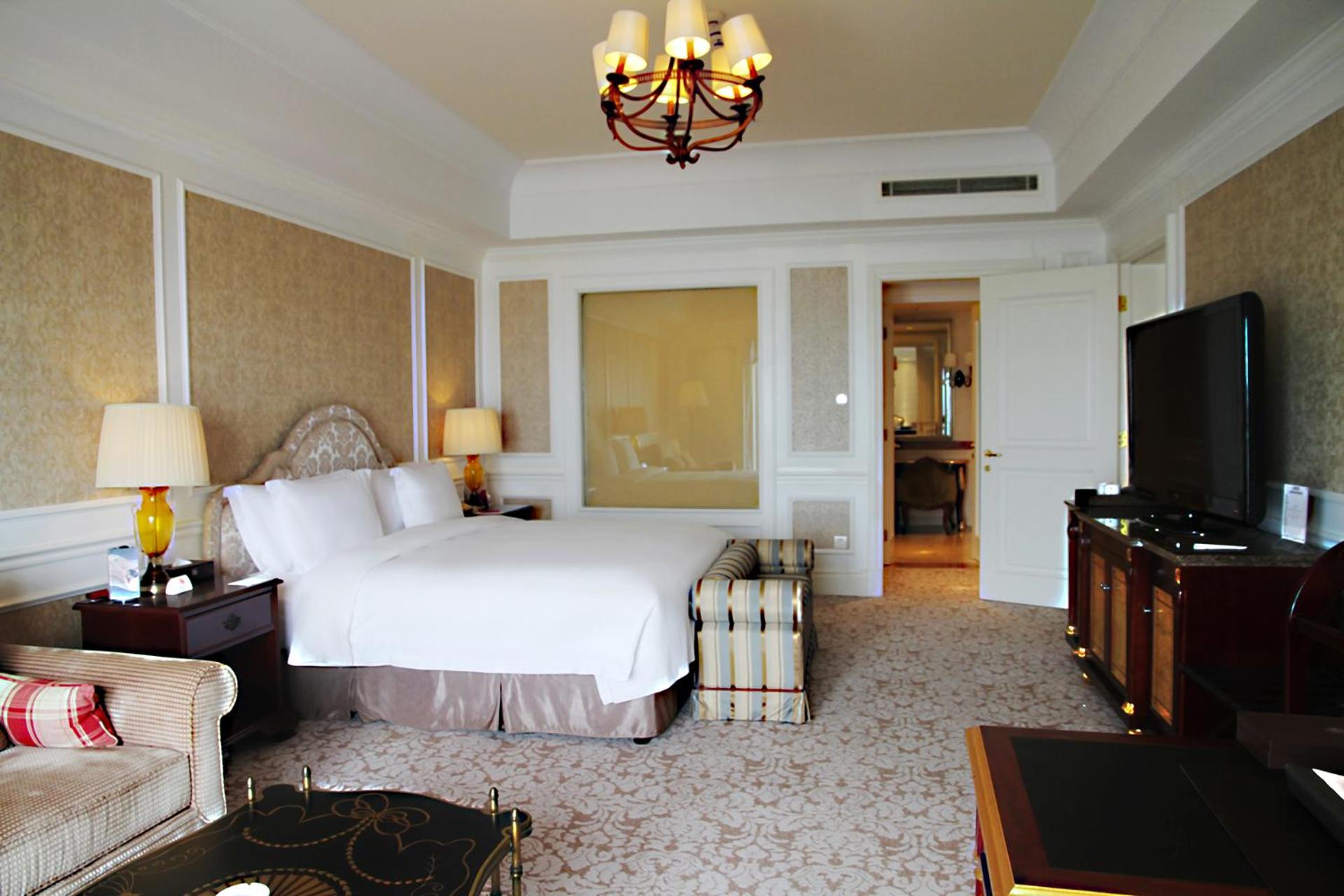 One-Bedroom Suite Lounge Access