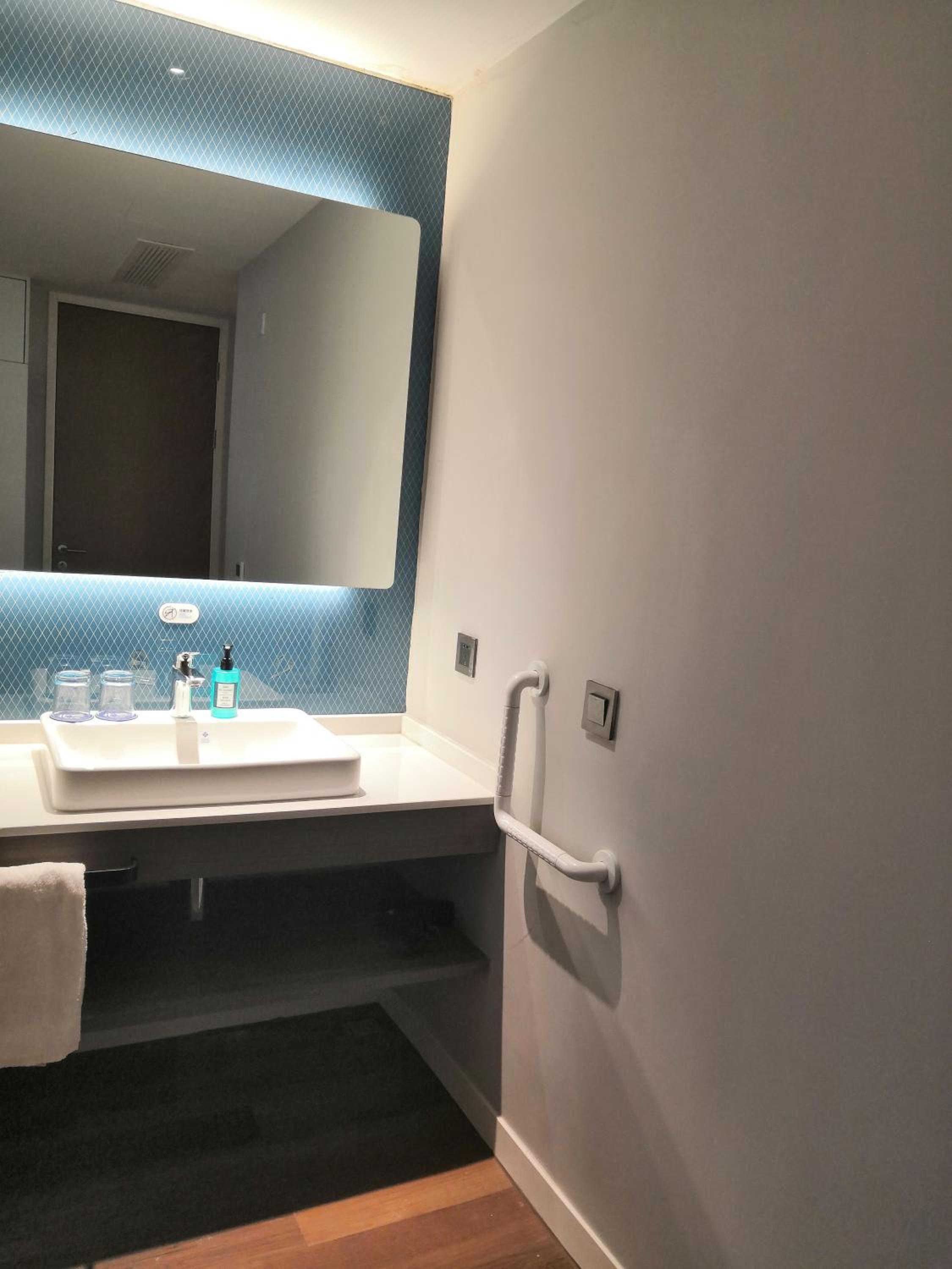 Standard Twin Room - Accessible - Photo 10