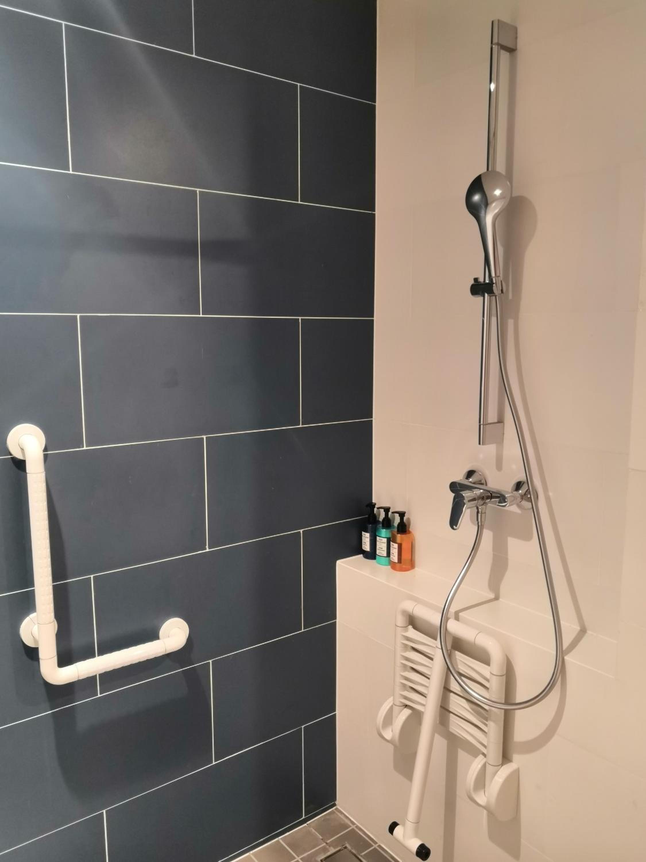 Standard Twin Room - Accessible - Photo 8