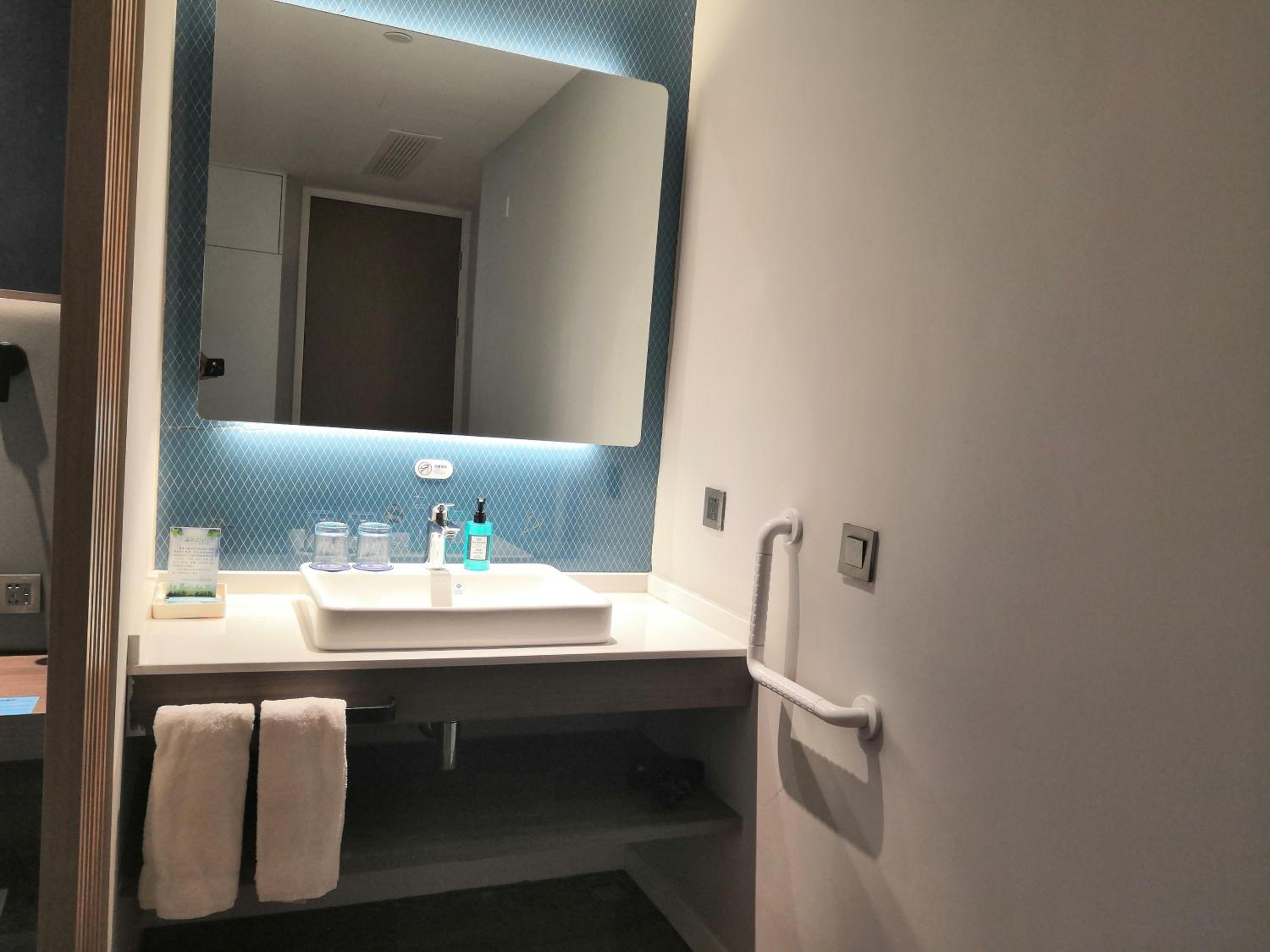 Standard Twin Room - Accessible - Photo 7