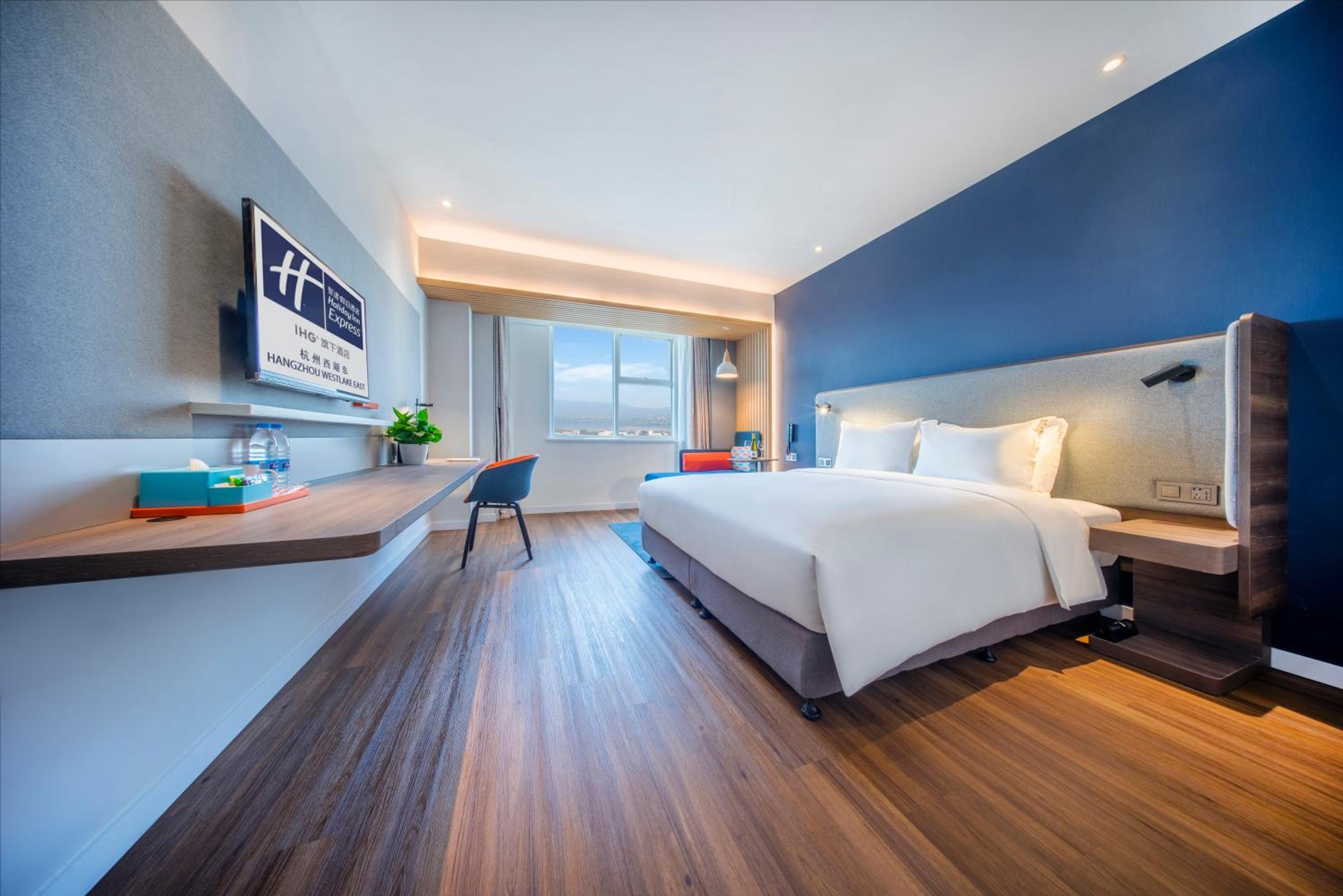 Standard King Room with City View