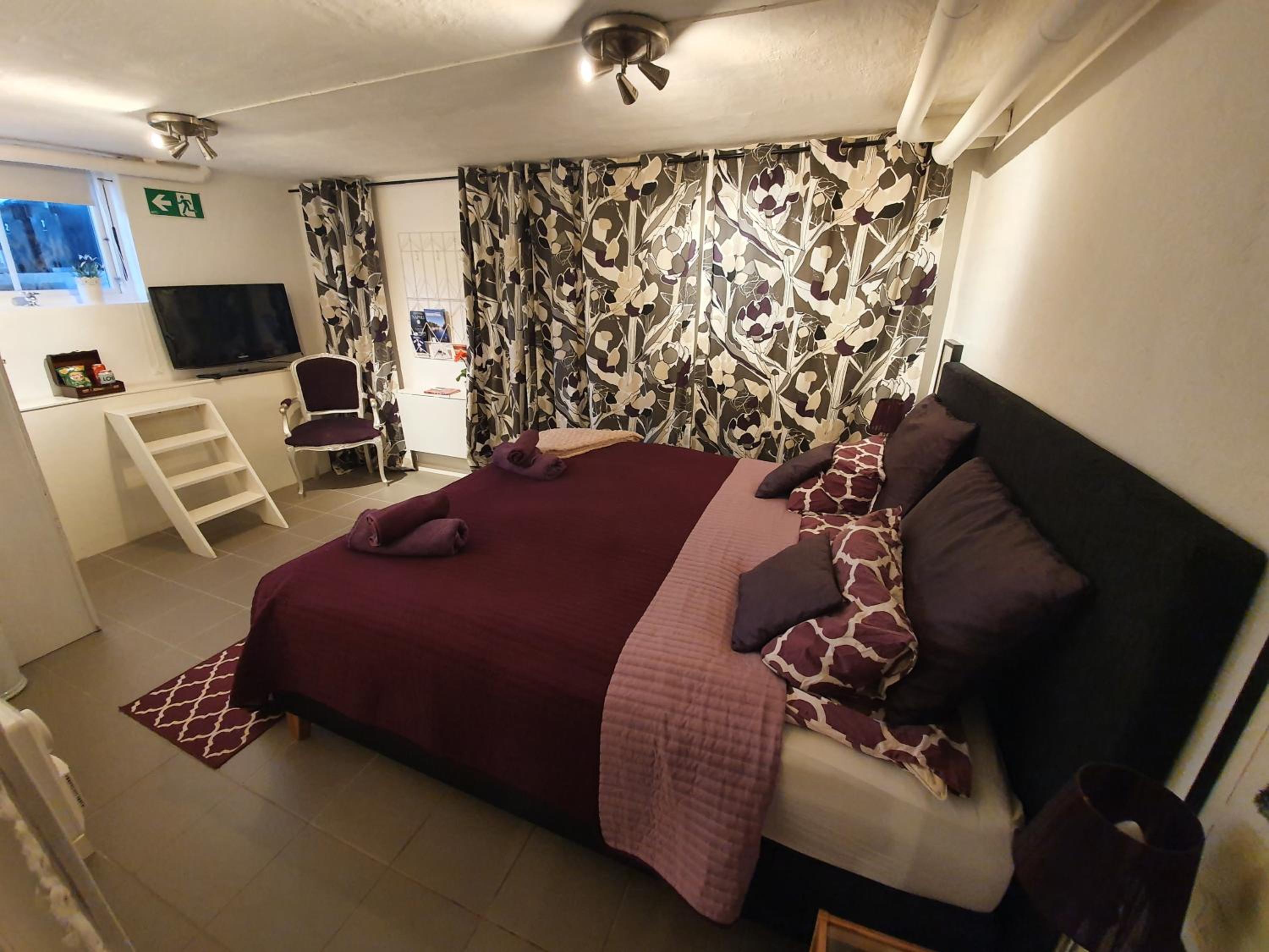 One-Bedroom Apartment - Photo 3