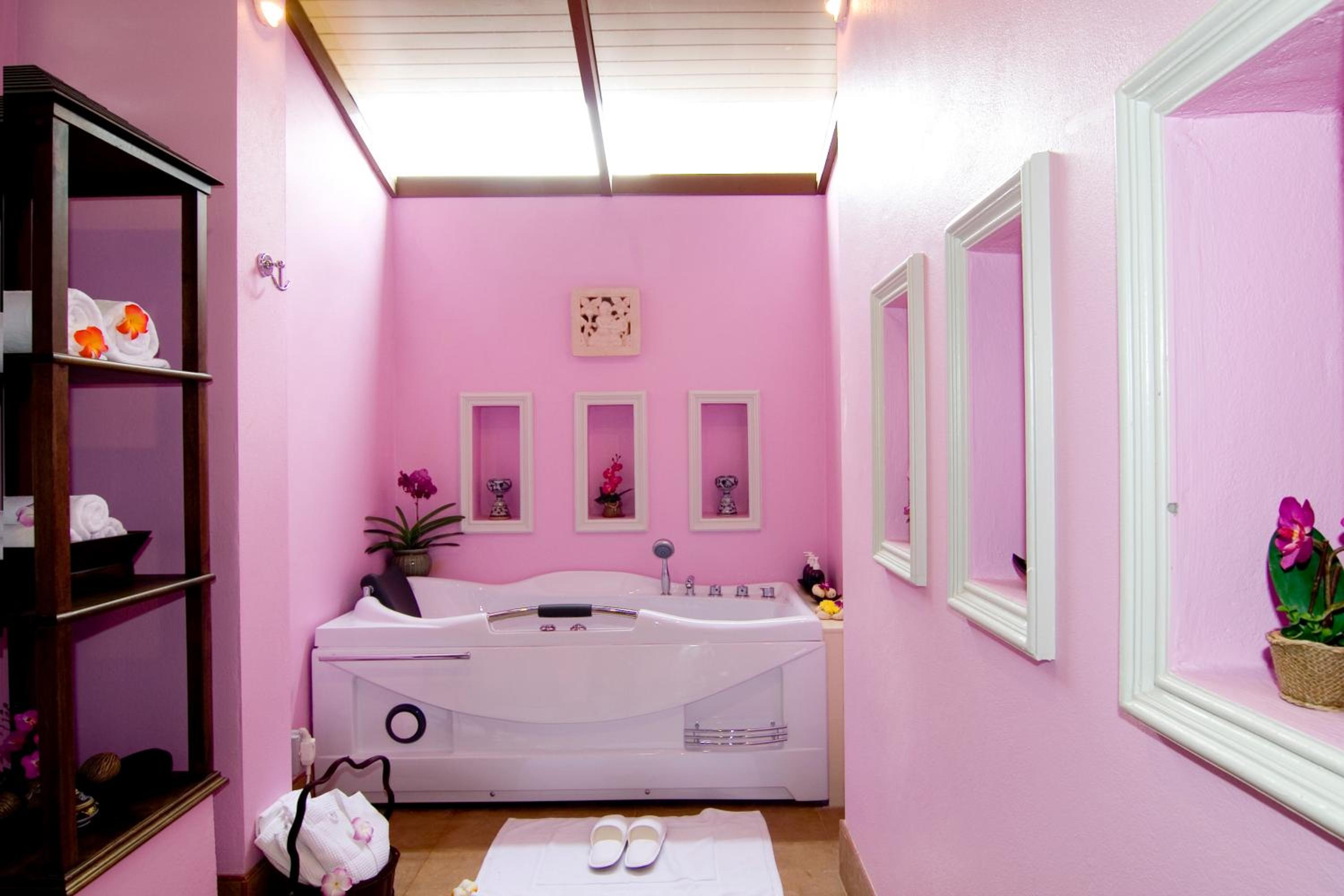 Deluxe Jacuzzi Villa - Photo 6