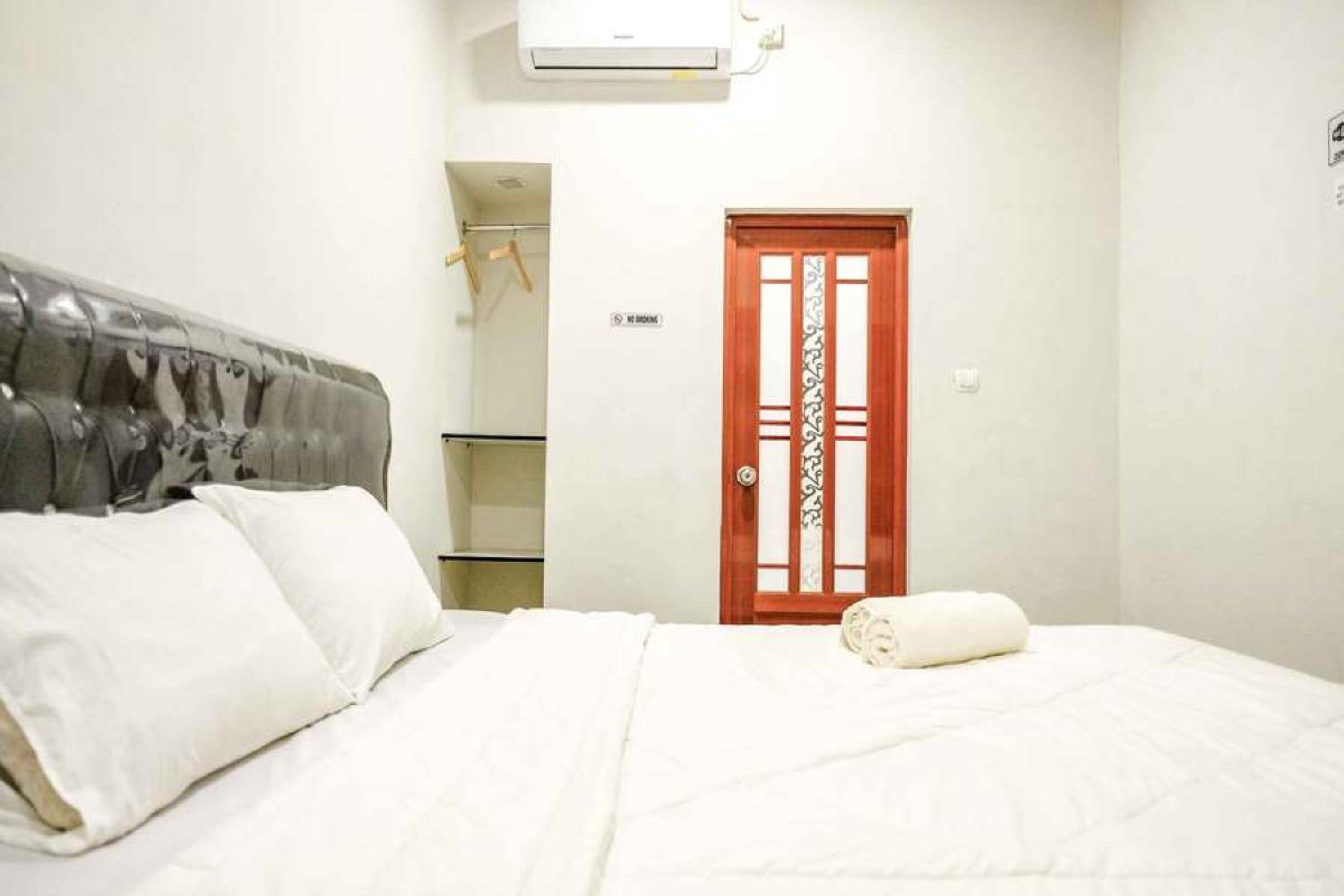 Standard King Room - Photo 11