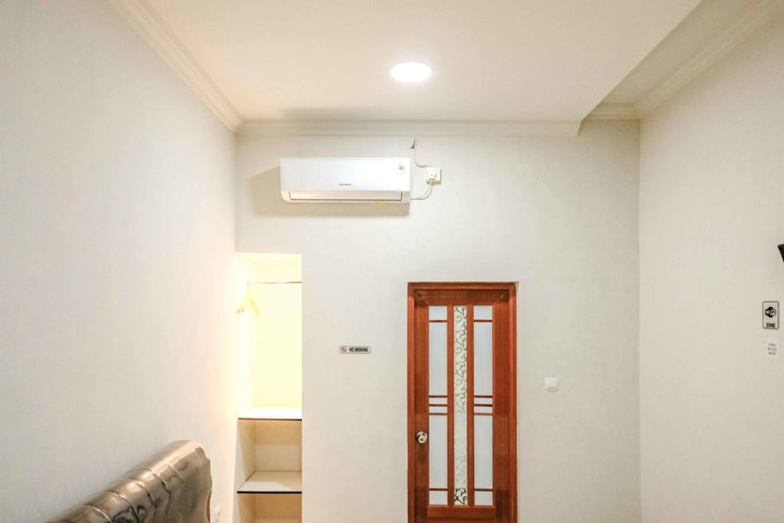 Standard King Room - Photo 15
