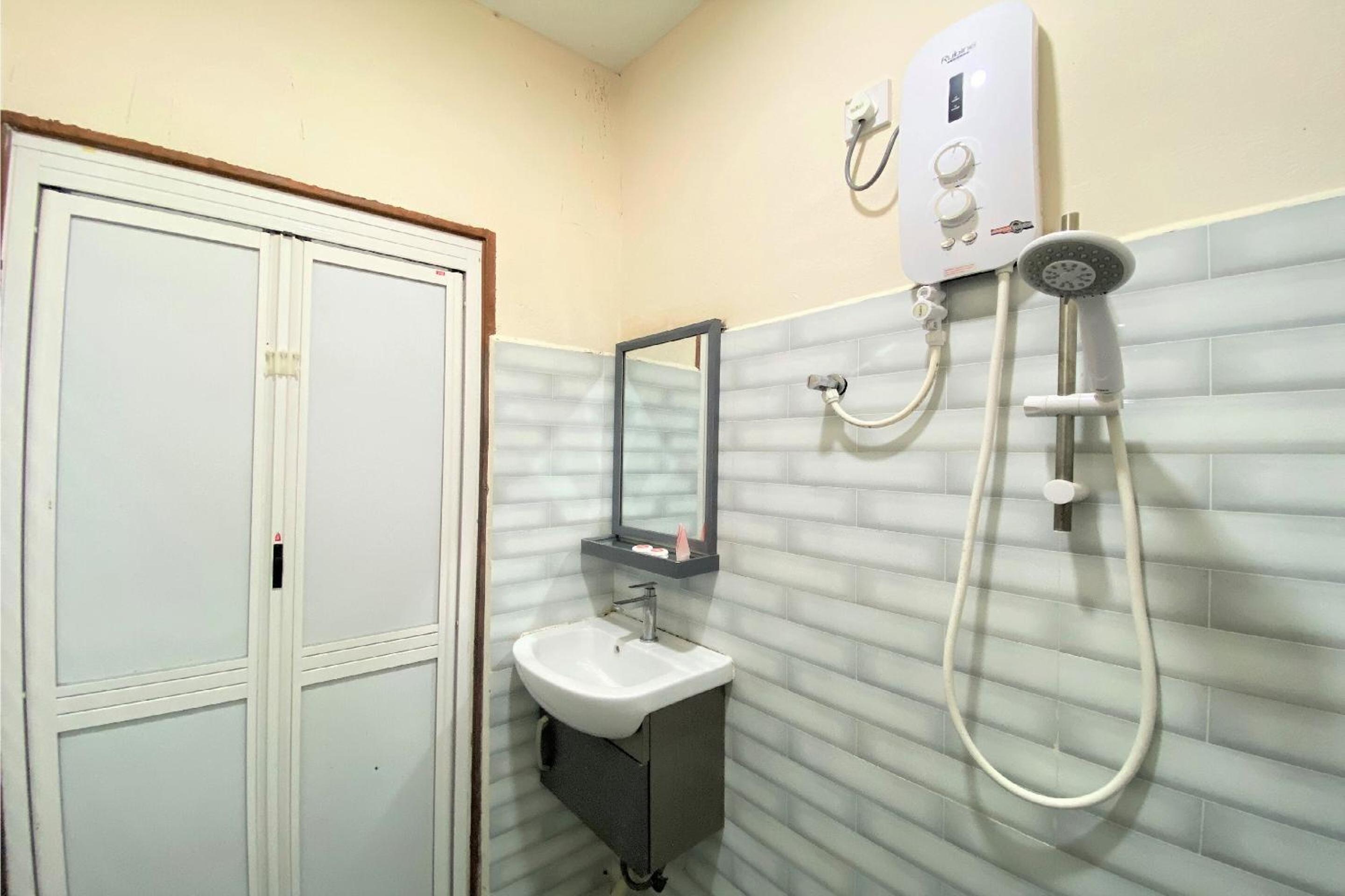 Deluxe Triple Room - Photo 10