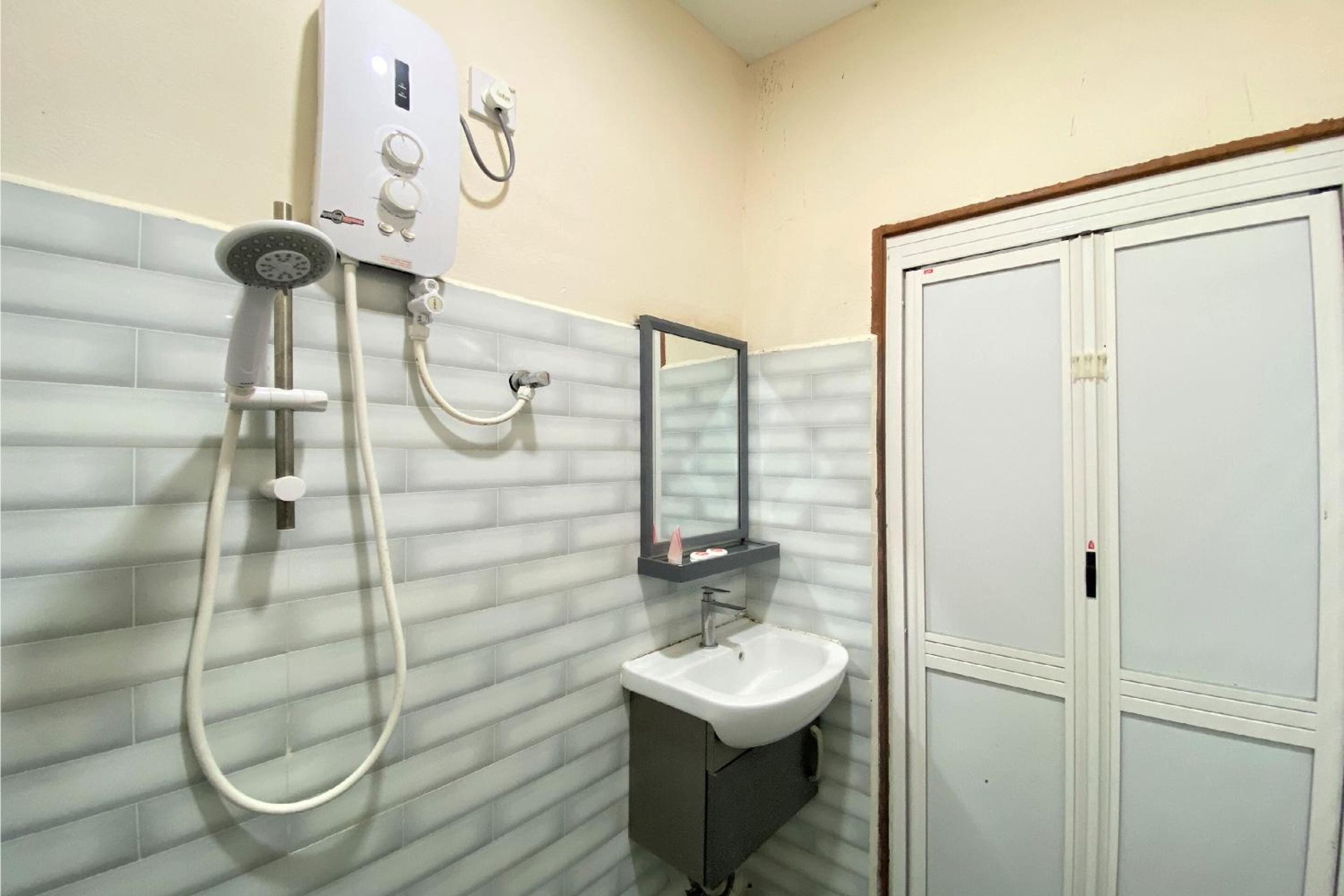Deluxe Double Room - Photo 9