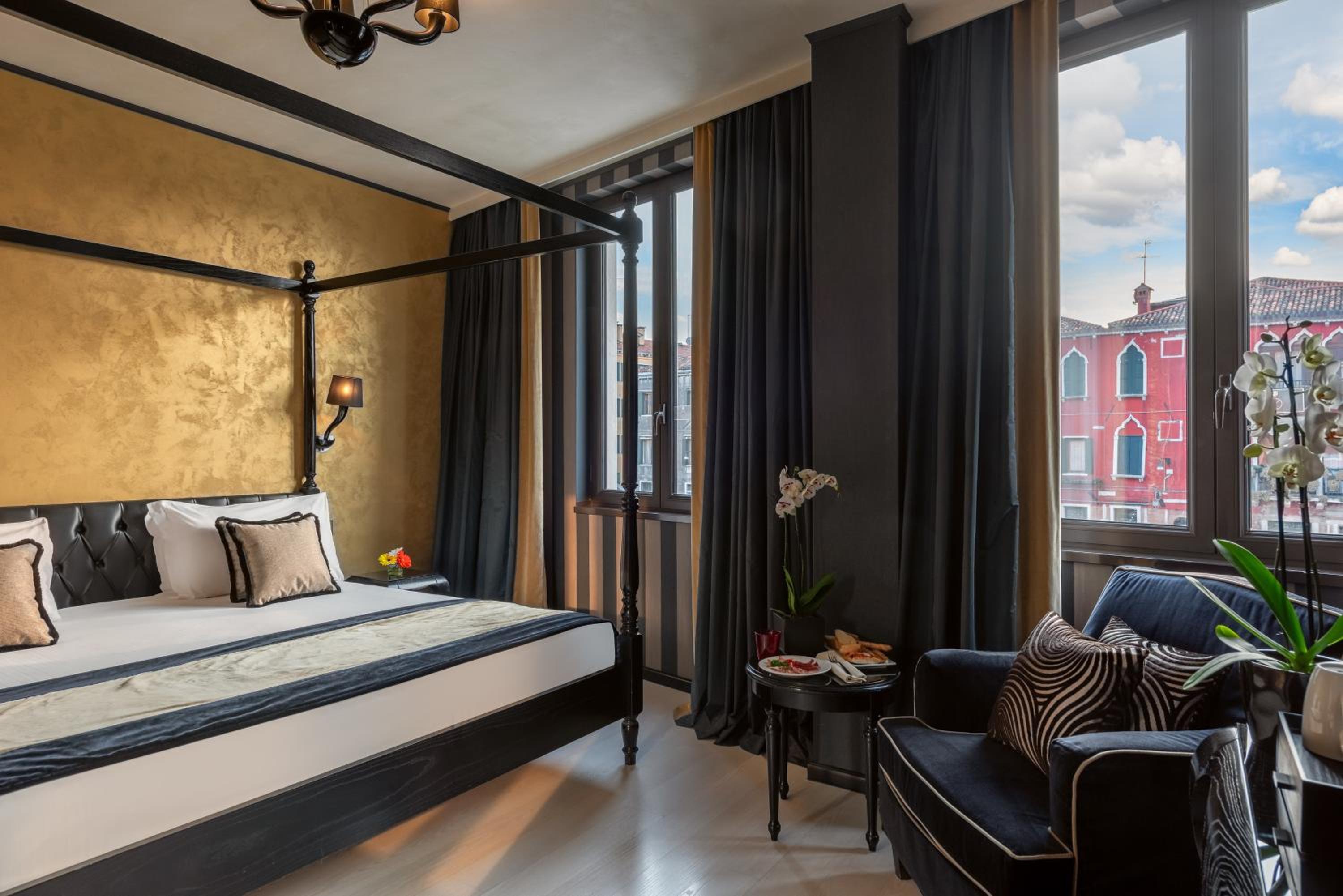 Superior Double or Twin Room with Canal View photo 3